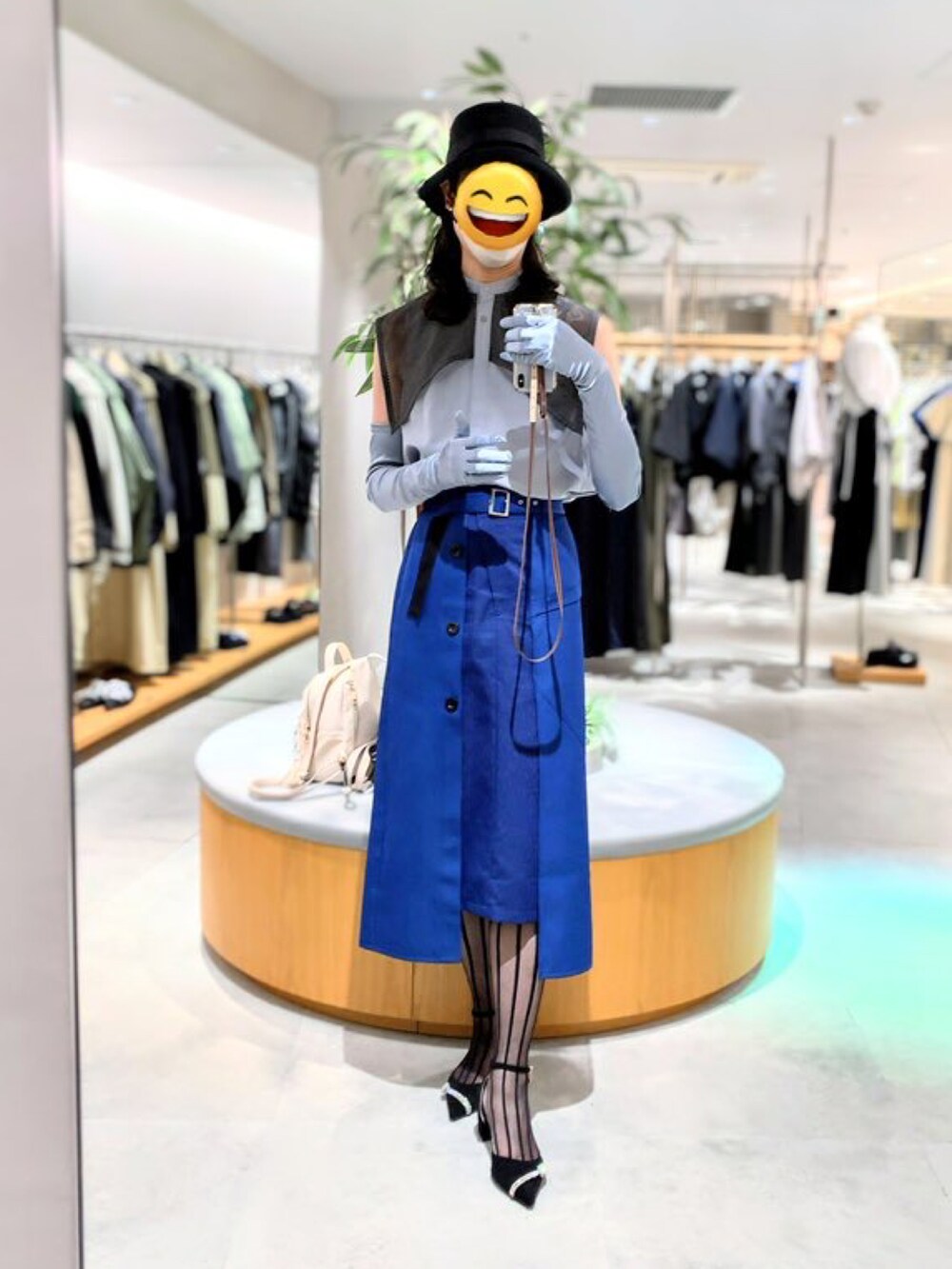 ブルー系のシャツ/ブラウス、ブルー系のスカート、ブラック系のパンプスを着用したレディースの夏コーディネートの3枚目の写真