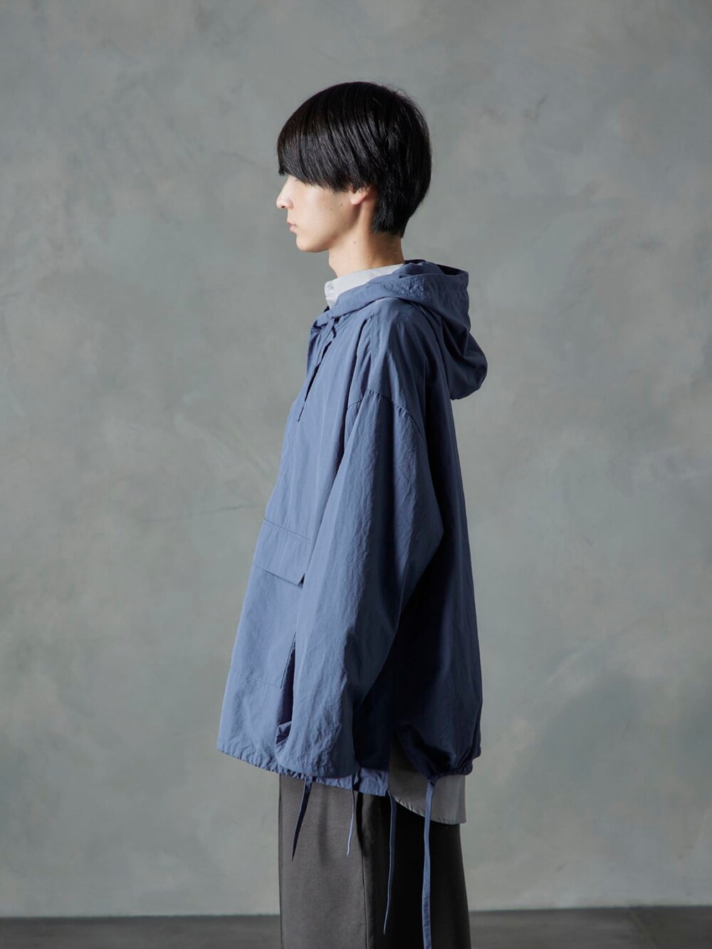 ブルー系のナイロンジャケット、グレー系のシャツ/ブラウス、グレー系のスウェットパンツを着用したメンズの秋コーディネートの2枚目の写真