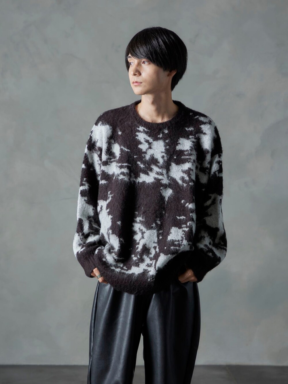 ブラック系のその他パンツ、ブラック系のニット/セーターを着用したメンズの秋コーディネートの4枚目の写真