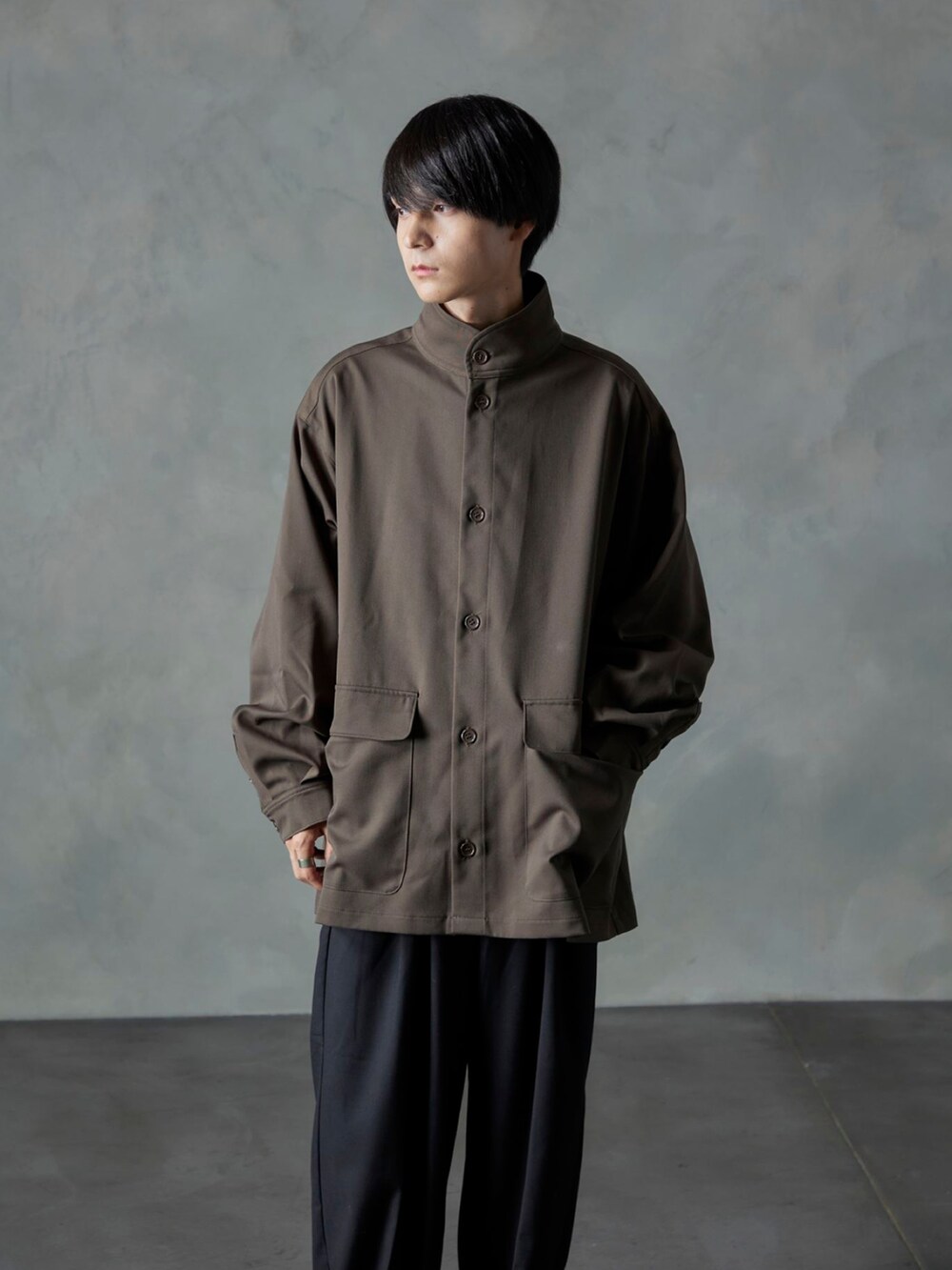 グリーン系のシャツ/ブラウス、ブラック系のスラックスを着用したメンズの秋コーディネートの2枚目の写真