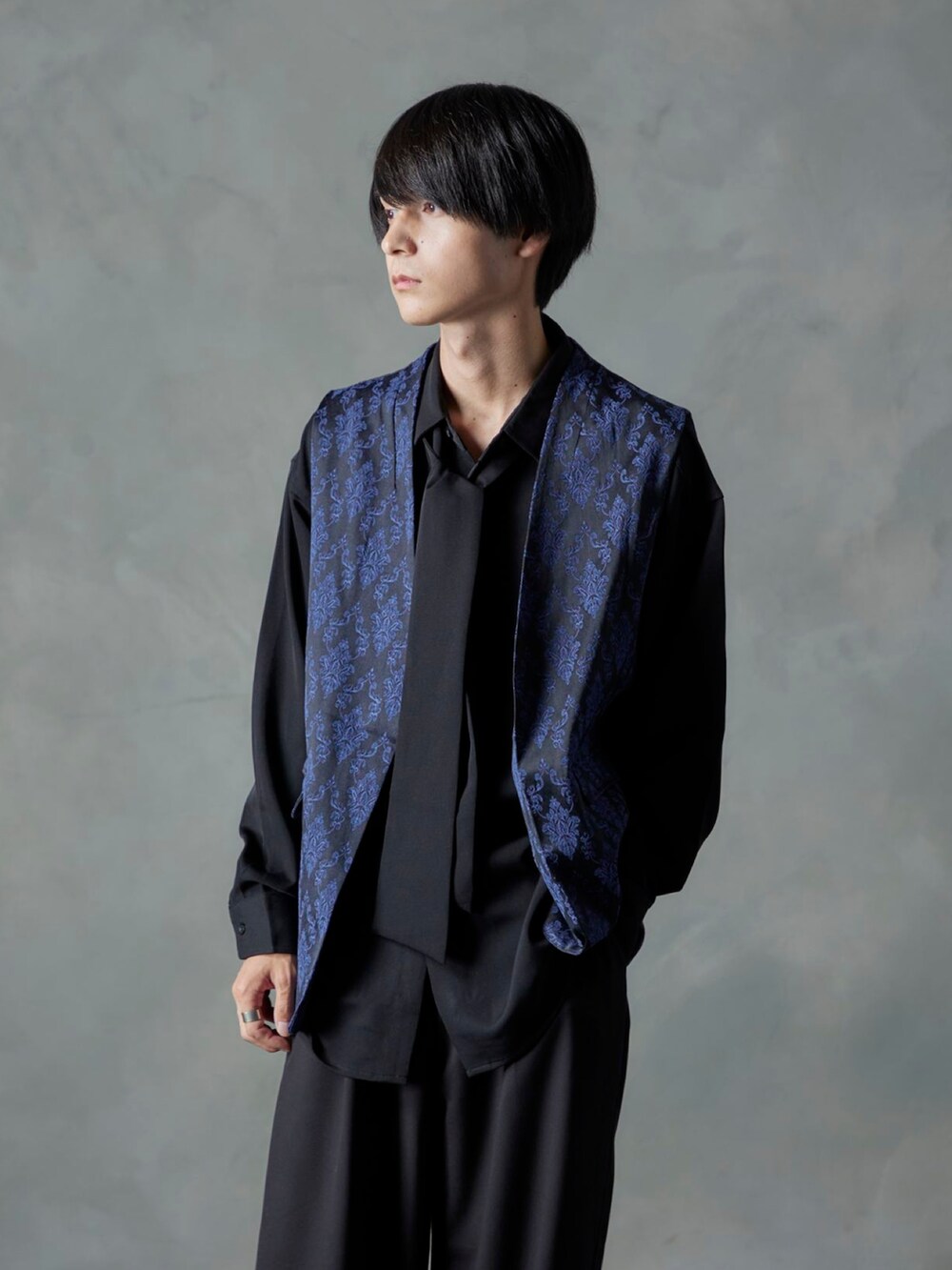 ブラック系のベスト、ブラック系のシャツ/ブラウス、ブラック系のスラックスを着用したメンズの秋コーディネートの5枚目の写真