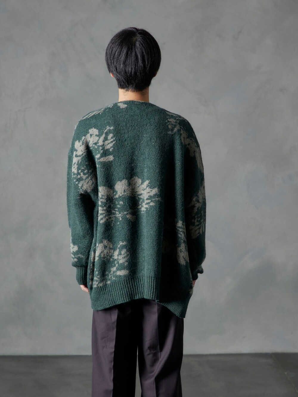 ホワイト系のTシャツ/カットソー、ブラウン系のスラックス、グリーン系のカーディガン/ボレロを着用したメンズの秋コーディネートの3枚目の写真