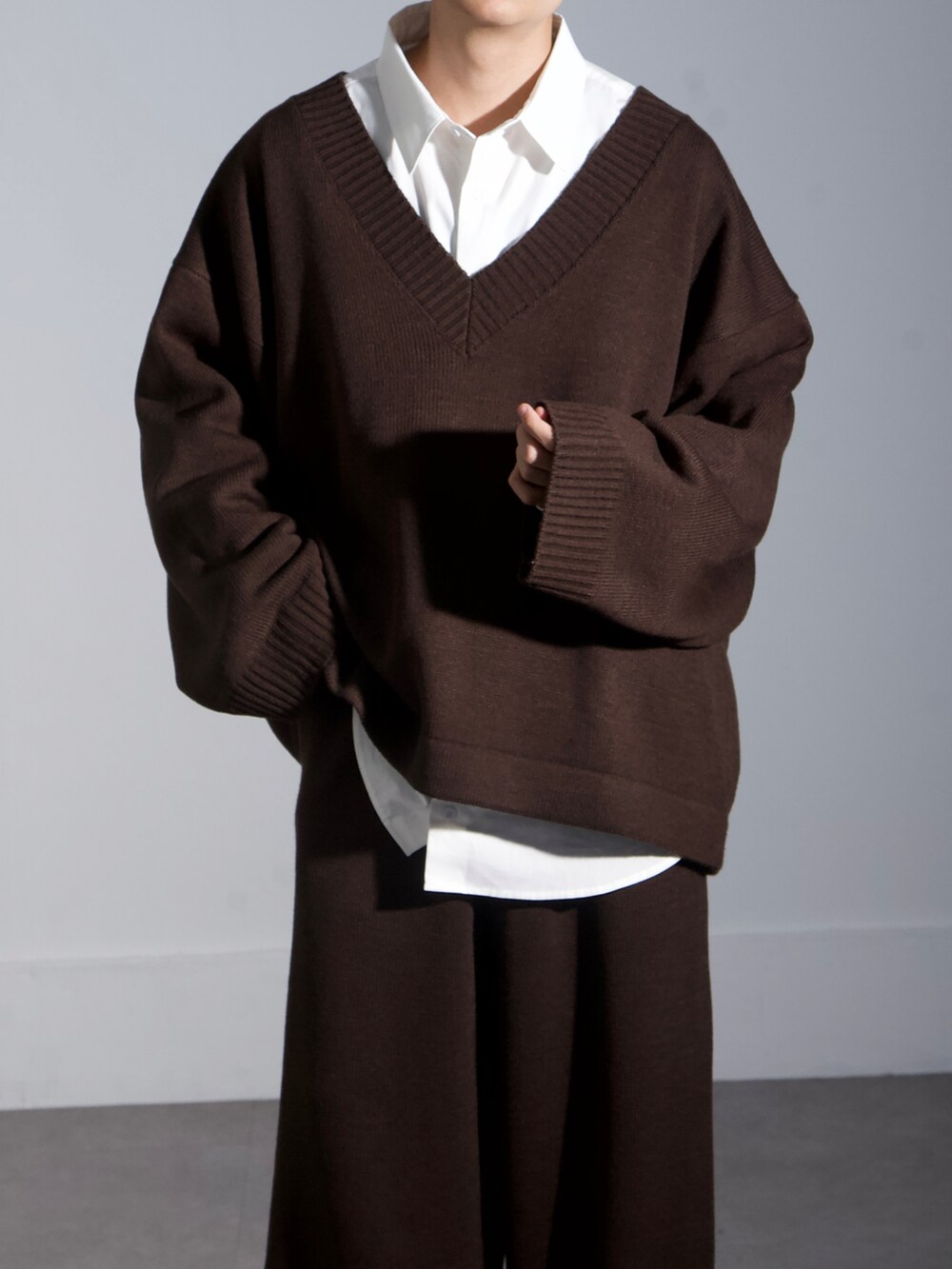 ブラウン系のニット/セーター、ブラウン系のその他パンツを着用したメンズの秋コーディネートの4枚目の写真
