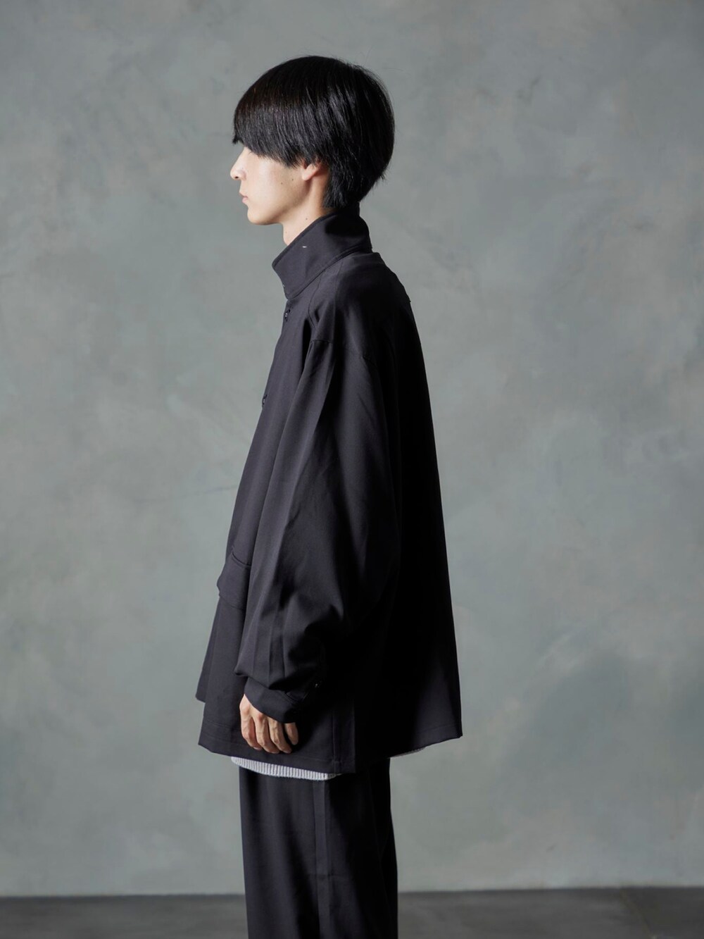 ブラック系のシャツ/ブラウス、ブラック系のスラックスを着用したメンズの秋コーディネートの2枚目の写真