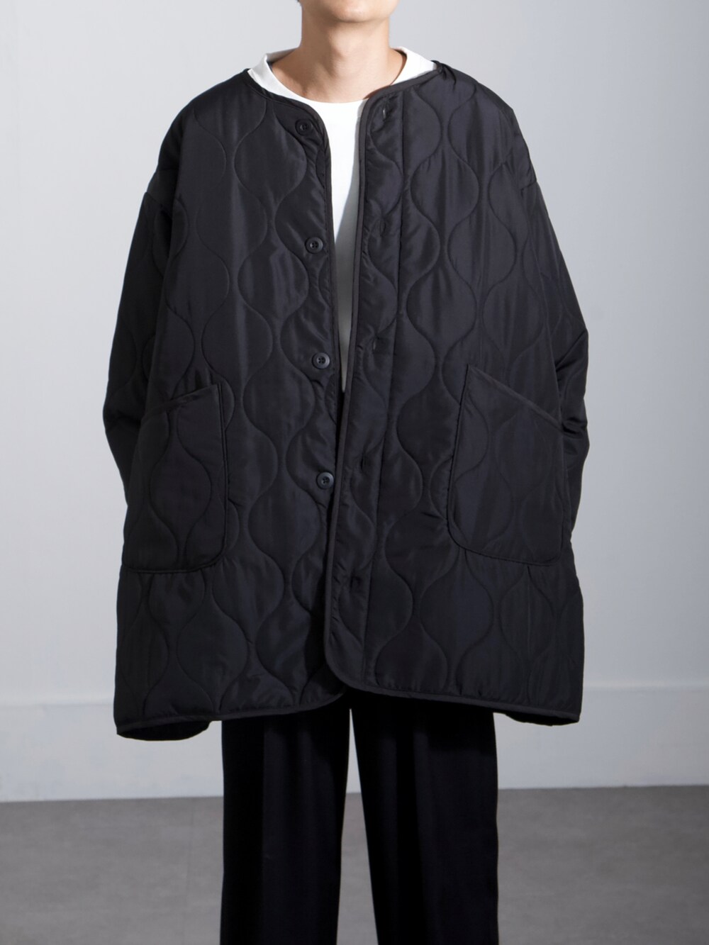 ホワイト系のTシャツ/カットソー、ブラック系のノーカラーコート、ブラック系のスラックスを着用したメンズの秋コーディネートの2枚目の写真