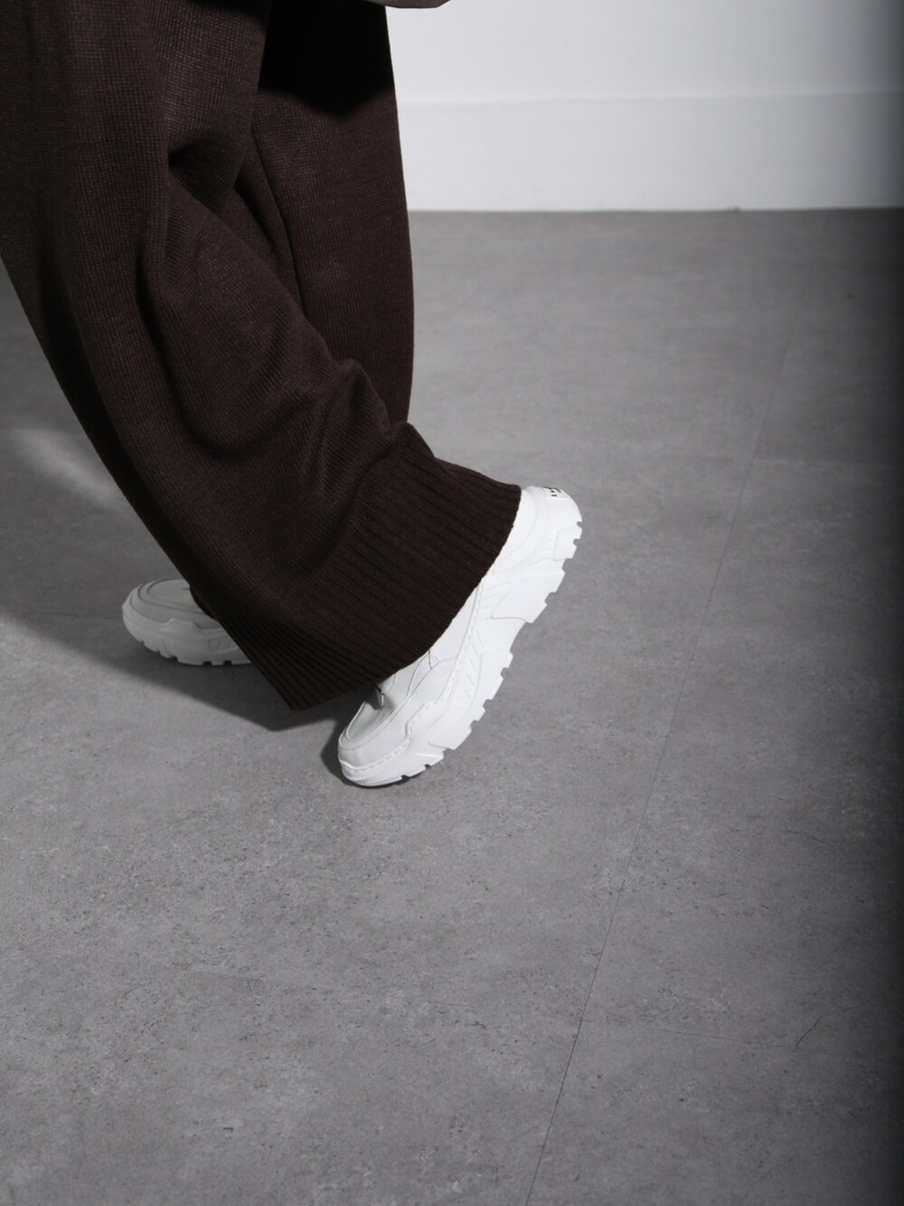 グリーン系のシャツ/ブラウス、ブラウン系のその他パンツを着用したメンズの秋コーディネートの2枚目の写真