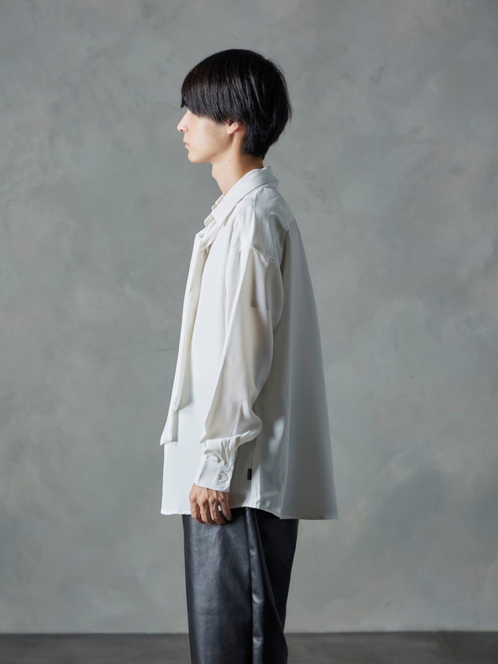 ホワイト系のシャツ/ブラウス、ブラック系のその他パンツを着用したメンズの秋コーディネートの2枚目の写真