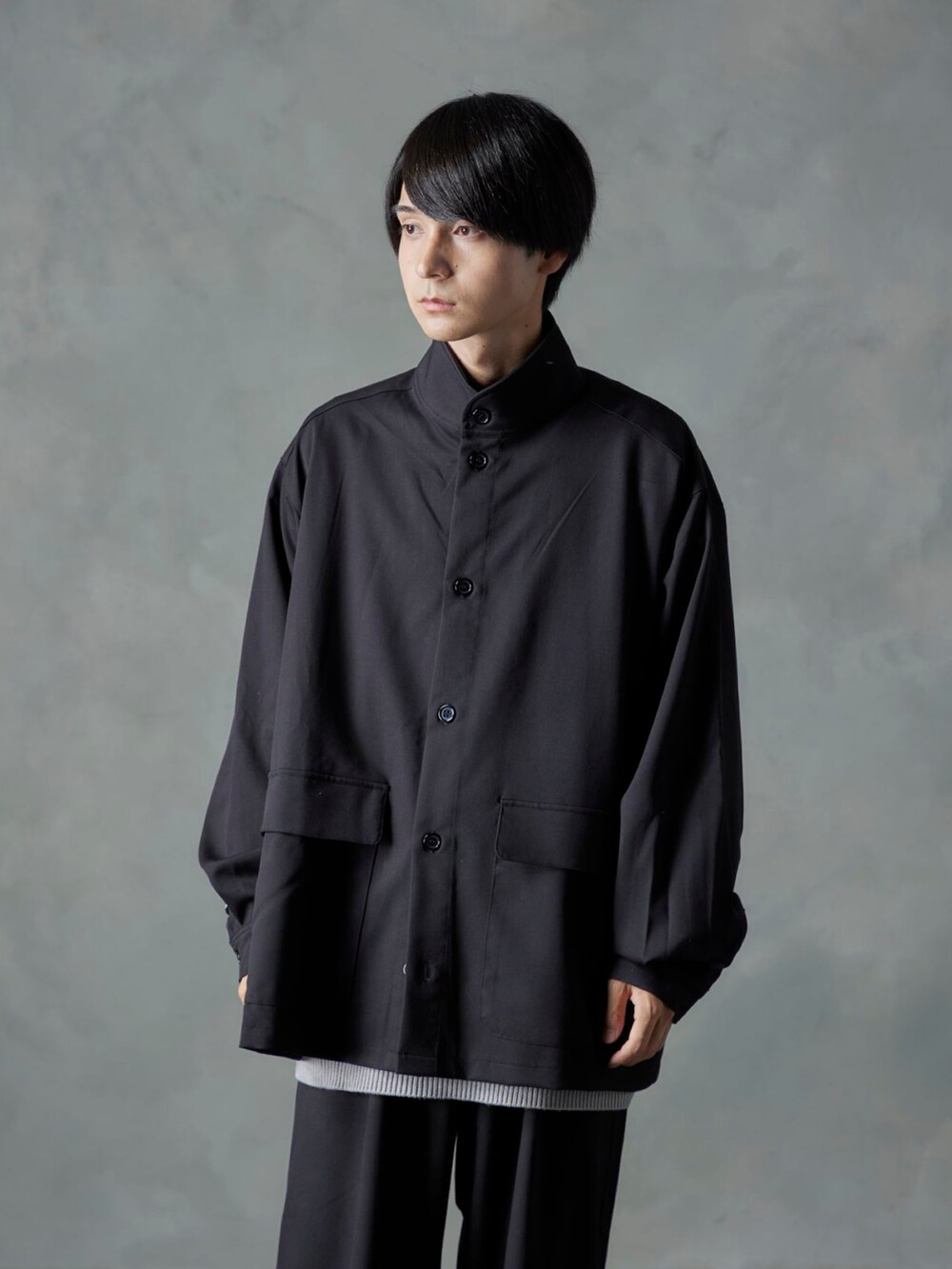 ブラック系のシャツ/ブラウス、ブラック系のスラックスを着用したメンズの秋コーディネートの4枚目の写真