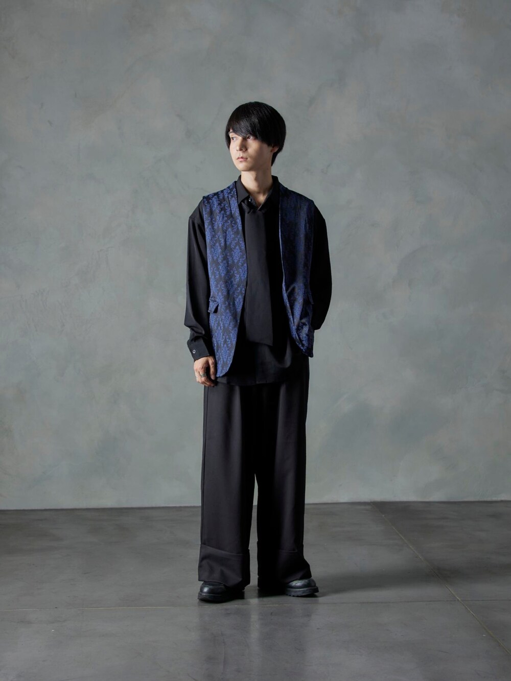 ブラック系のベスト、ブラック系のシャツ/ブラウス、ブラック系のスラックスを着用したメンズの秋コーディネートの2枚目の写真