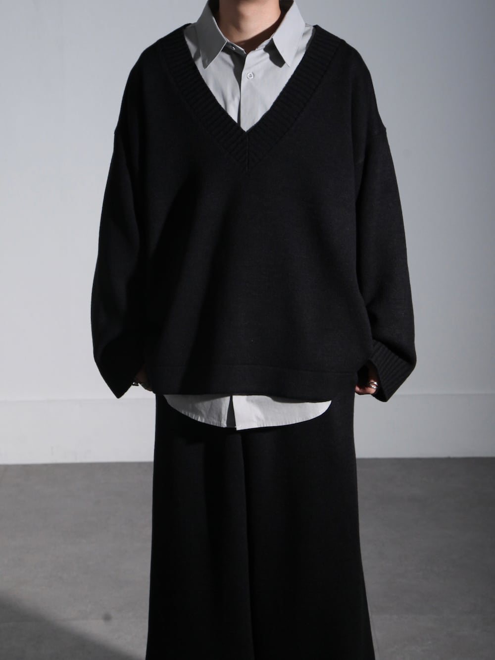 グレー系のシャツ/ブラウス、ブラック系のニット/セーター、ブラック系のその他パンツを着用したメンズの秋コーディネートの2枚目の写真