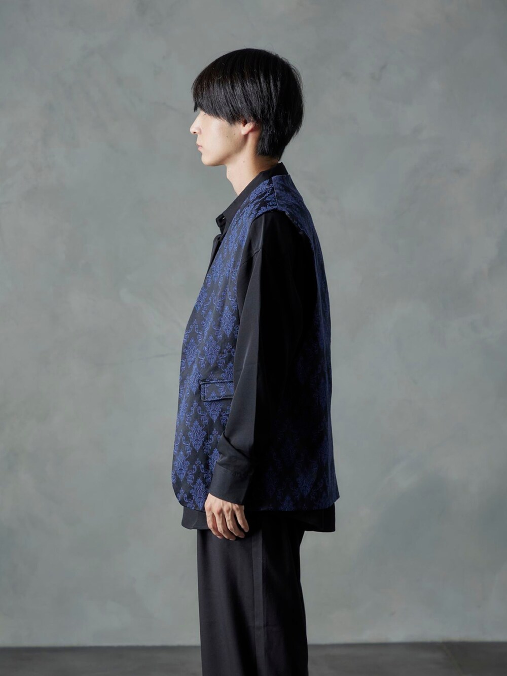 ブラック系のベスト、ブラック系のシャツ/ブラウス、ブラック系のスラックスを着用したメンズの秋コーディネートの3枚目の写真