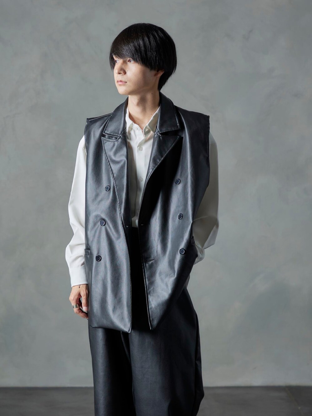 ホワイト系のシャツ/ブラウス、ブラック系のベスト、ブラック系のその他パンツを着用したメンズの秋コーディネートの4枚目の写真