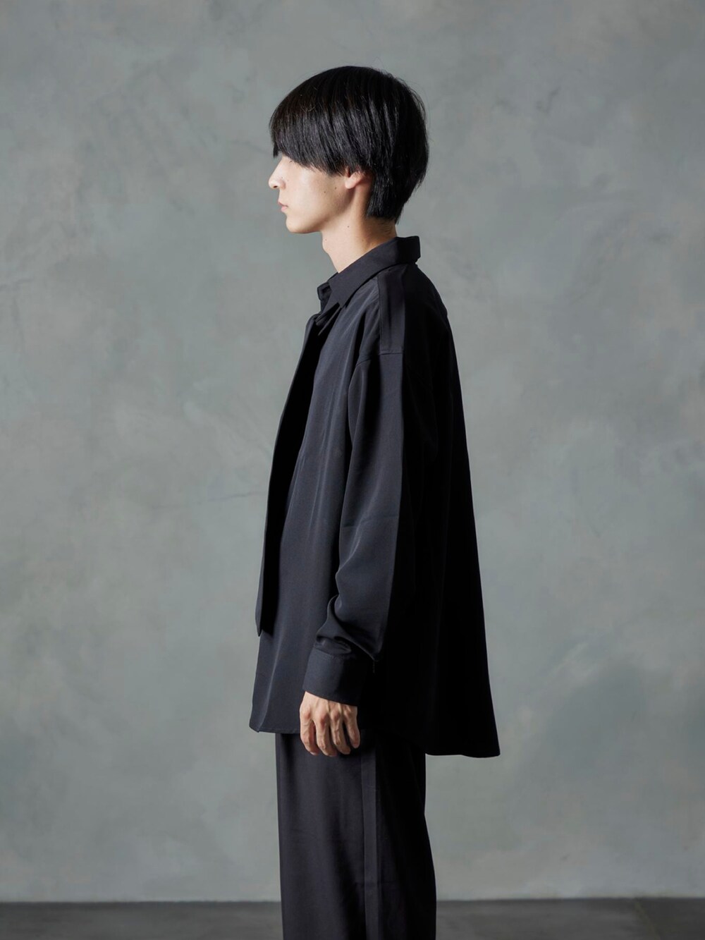 ブラック系のスラックス、ブラック系のシャツ/ブラウスを着用したメンズの秋コーディネートの2枚目の写真