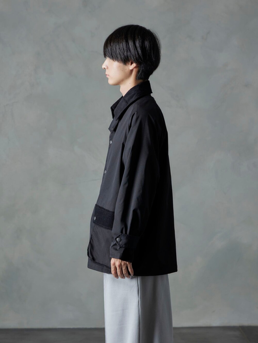 ブラック系のブルゾン、グレー系のスウェットパンツを着用したメンズの秋コーディネートの2枚目の写真