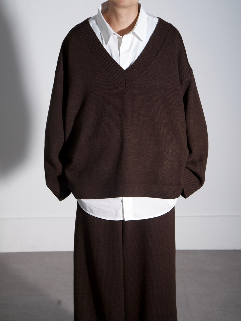 ブラウン系のニット/セーター、ブラウン系のその他パンツを着用したメンズの秋コーディネートの3枚目の写真