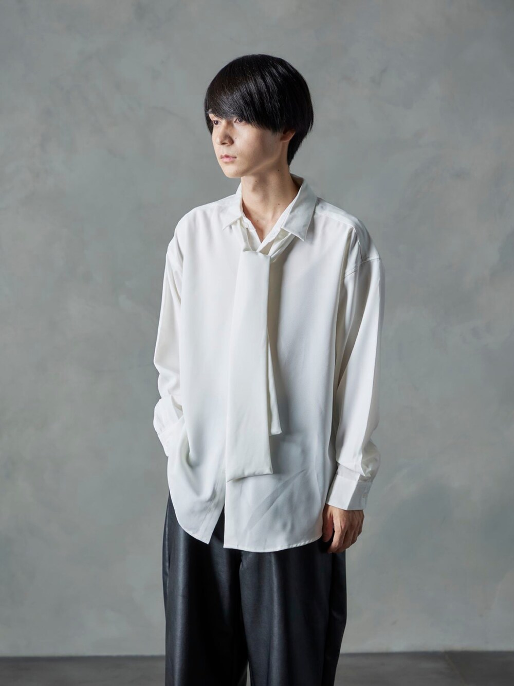 ホワイト系のシャツ/ブラウス、ブラック系のその他パンツを着用したメンズの秋コーディネートの4枚目の写真