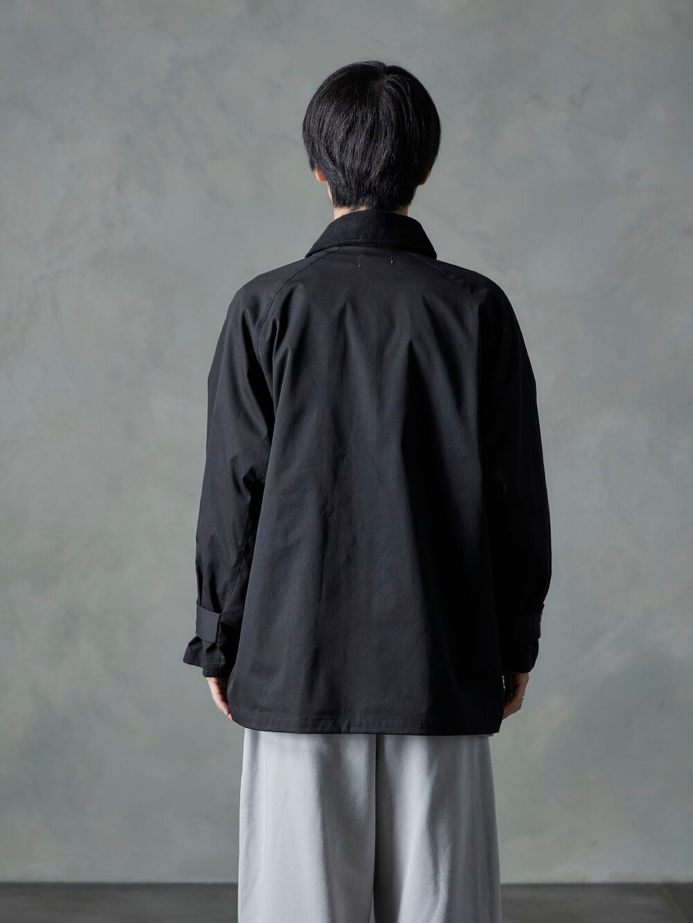 ブラック系のブルゾン、グレー系のスウェットパンツを着用したメンズの秋コーディネートの3枚目の写真