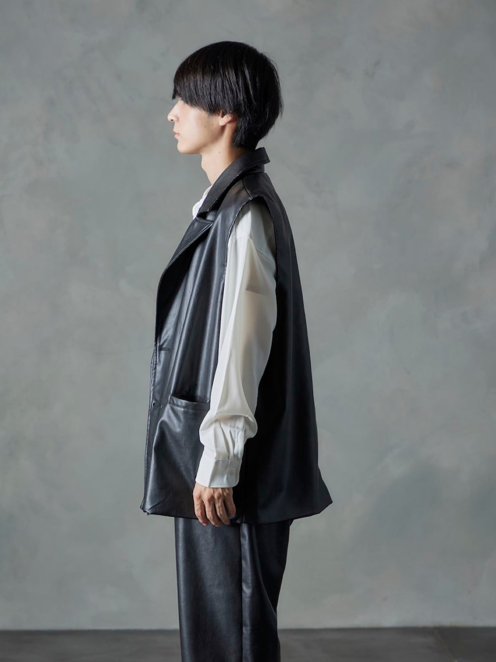 ホワイト系のシャツ/ブラウス、ブラック系のベスト、ブラック系のその他パンツを着用したメンズの秋コーディネートの2枚目の写真