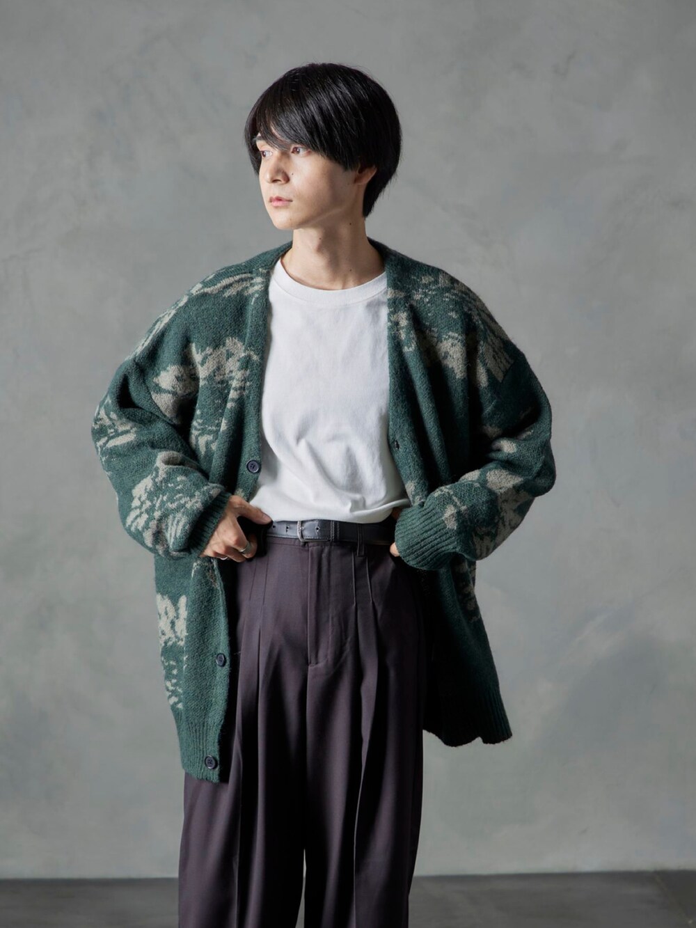 ホワイト系のTシャツ/カットソー、ブラウン系のスラックス、グリーン系のカーディガン/ボレロを着用したメンズの秋コーディネートの4枚目の写真