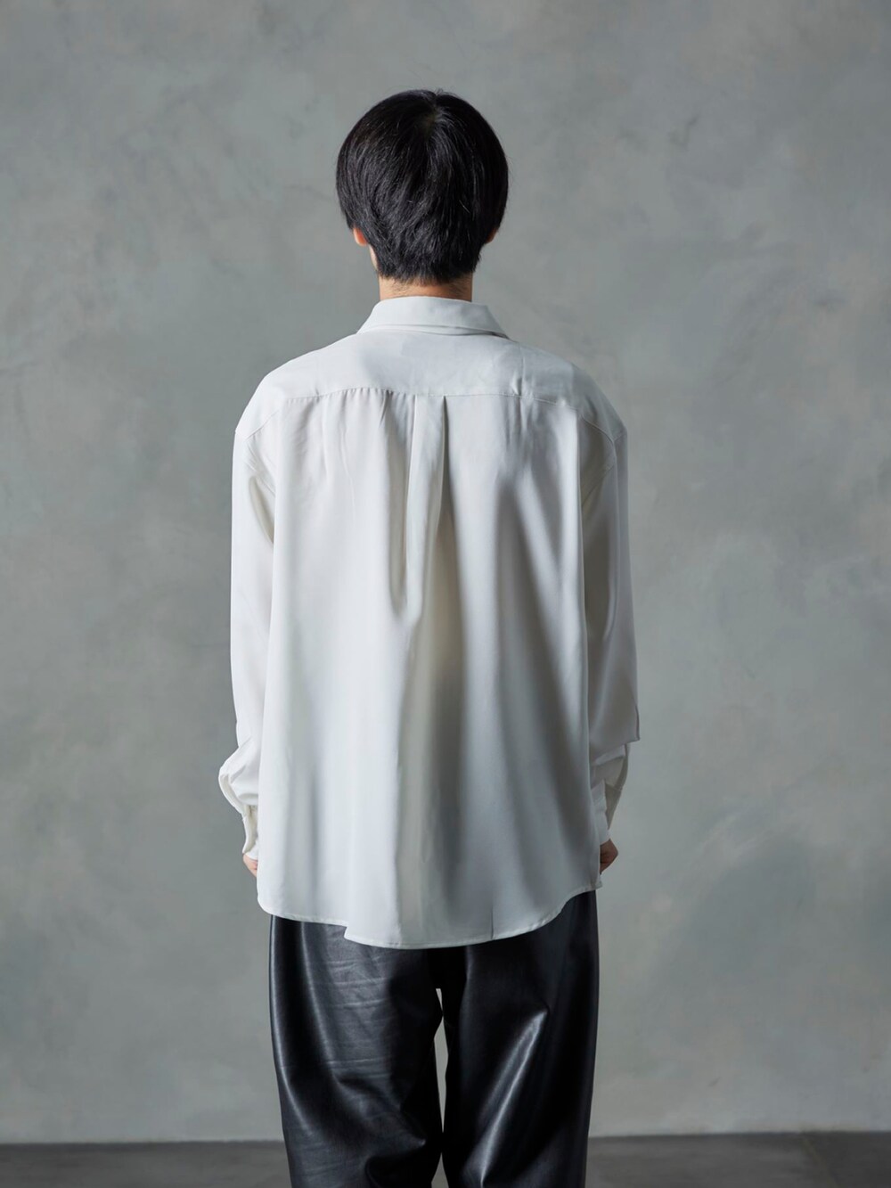 ホワイト系のシャツ/ブラウス、ブラック系のその他パンツを着用したメンズの秋コーディネートの3枚目の写真