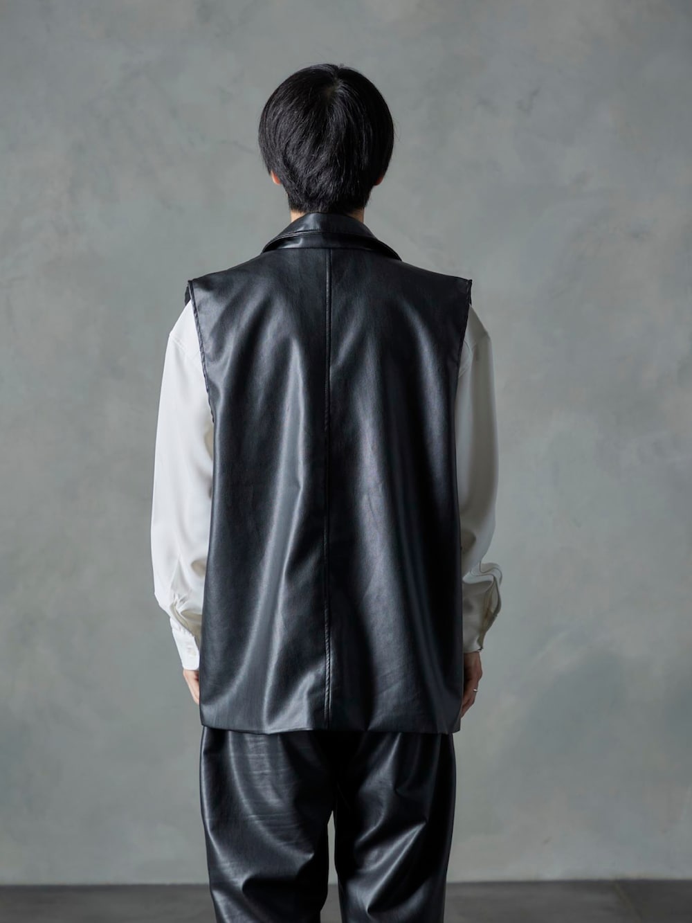 ホワイト系のシャツ/ブラウス、ブラック系のベスト、ブラック系のその他パンツを着用したメンズの秋コーディネートの3枚目の写真