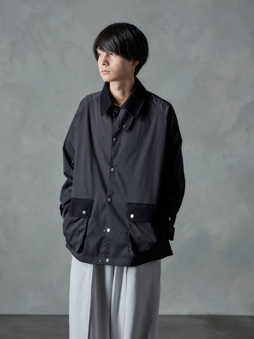 ブラック系のブルゾン、グレー系のスウェットパンツを着用したメンズの秋コーディネートの4枚目の写真