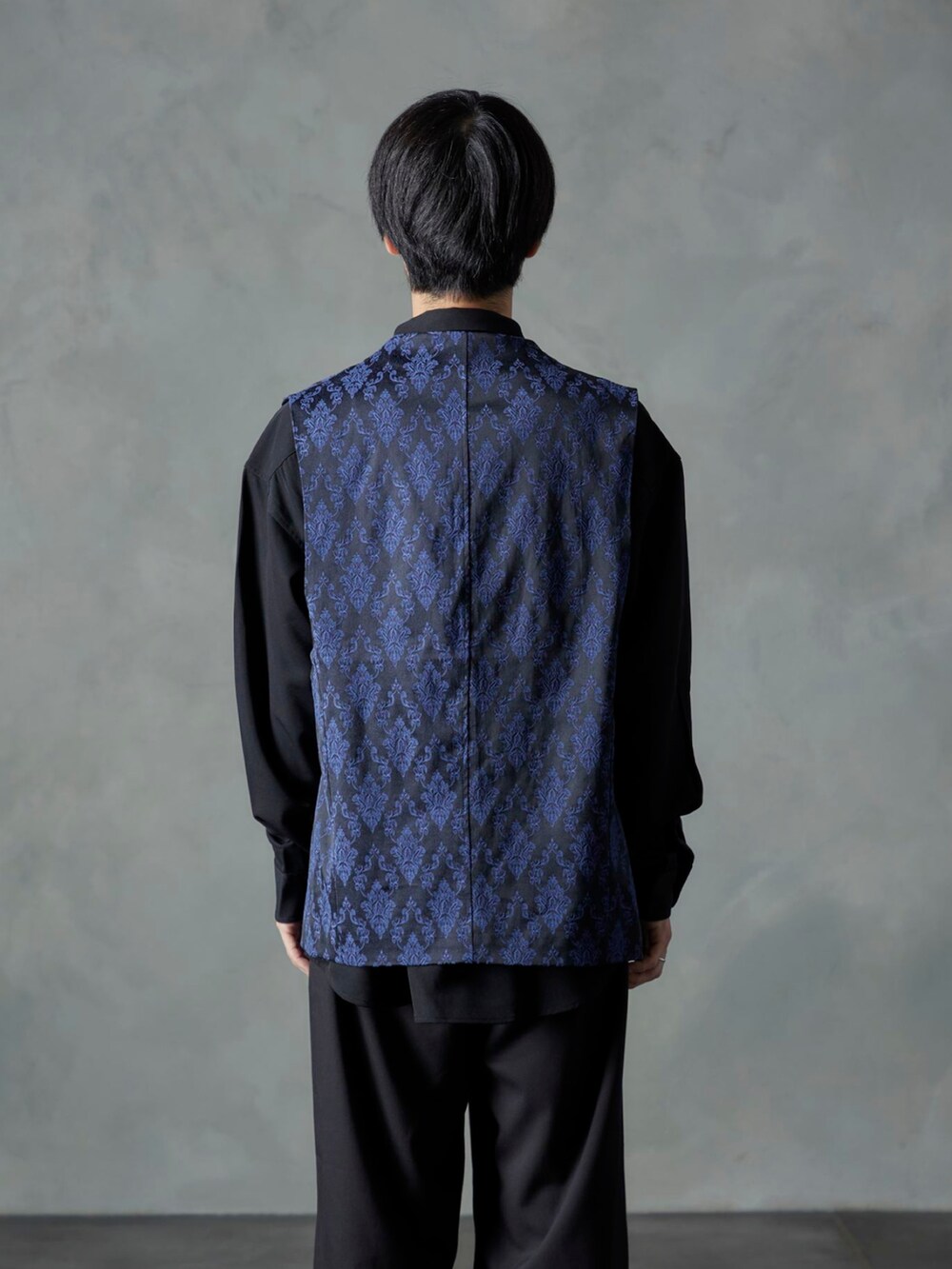 ブラック系のベスト、ブラック系のシャツ/ブラウス、ブラック系のスラックスを着用したメンズの秋コーディネートの4枚目の写真