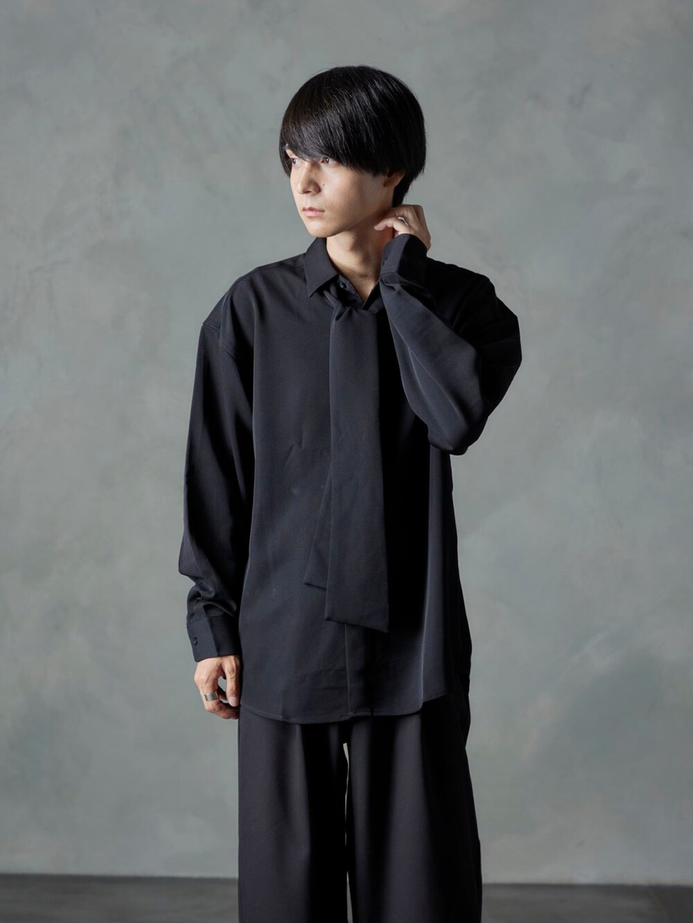 ブラック系のスラックス、ブラック系のシャツ/ブラウスを着用したメンズの秋コーディネートの4枚目の写真