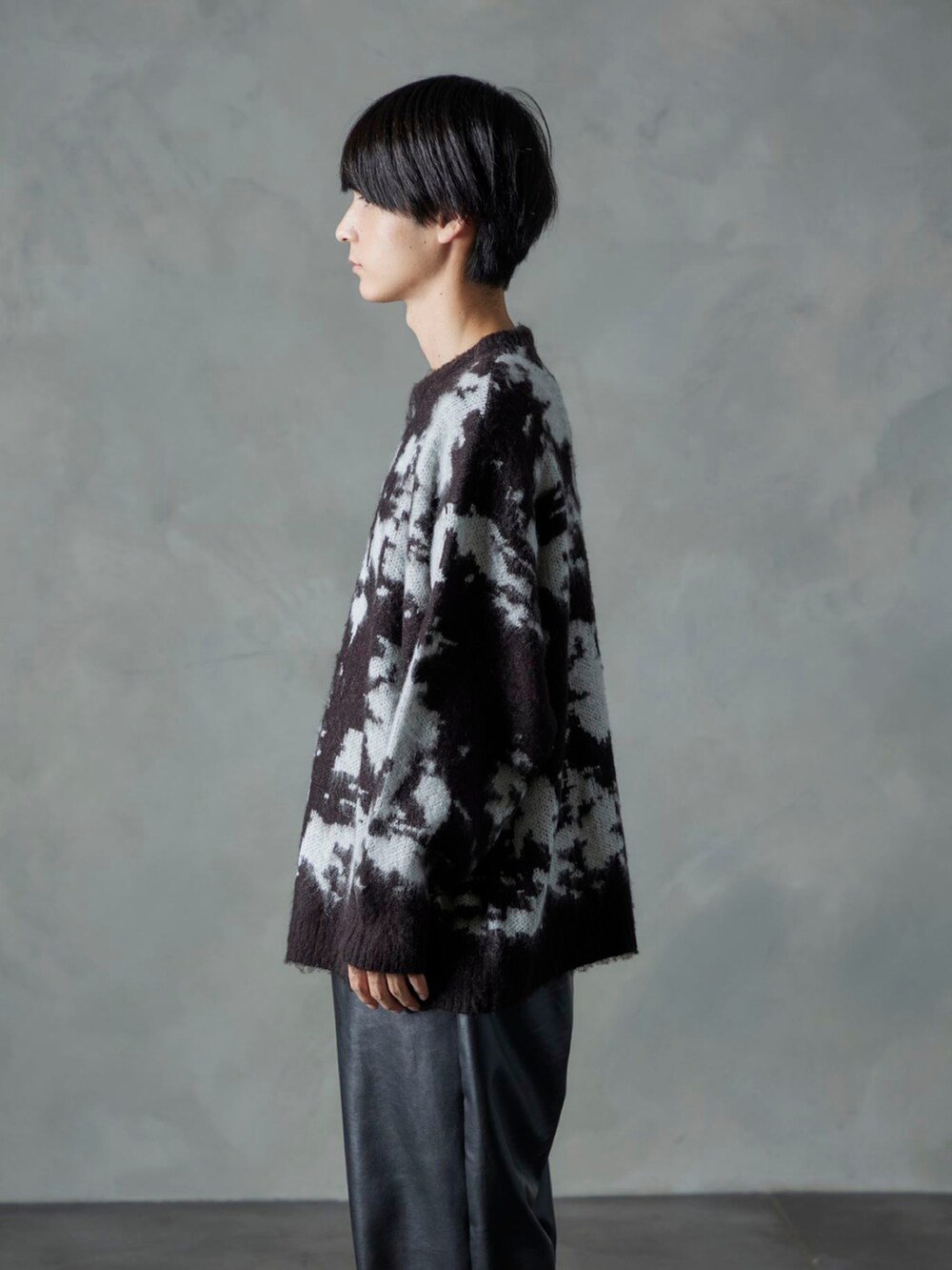 ブラック系のその他パンツ、ブラック系のニット/セーターを着用したメンズの秋コーディネートの2枚目の写真