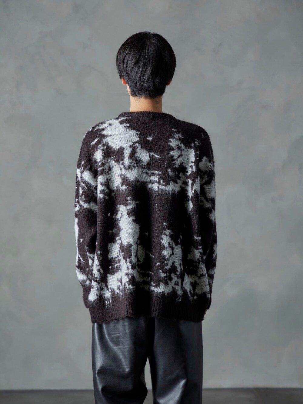 ブラック系のその他パンツ、ブラック系のニット/セーターを着用したメンズの秋コーディネートの3枚目の写真