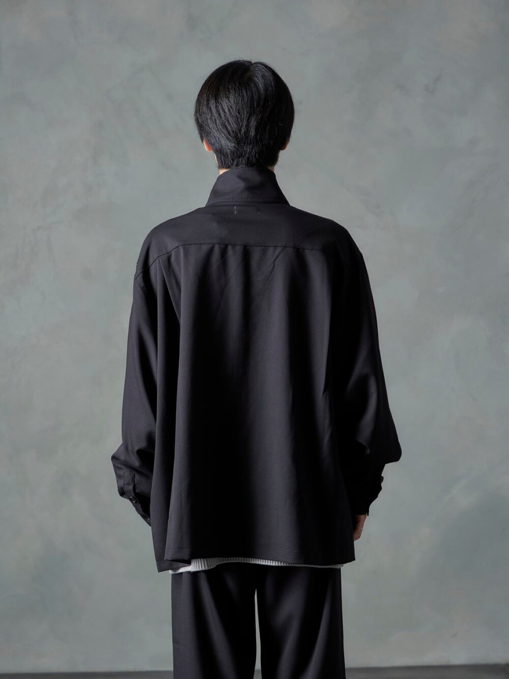 ブラック系のシャツ/ブラウス、ブラック系のスラックスを着用したメンズの秋コーディネートの3枚目の写真