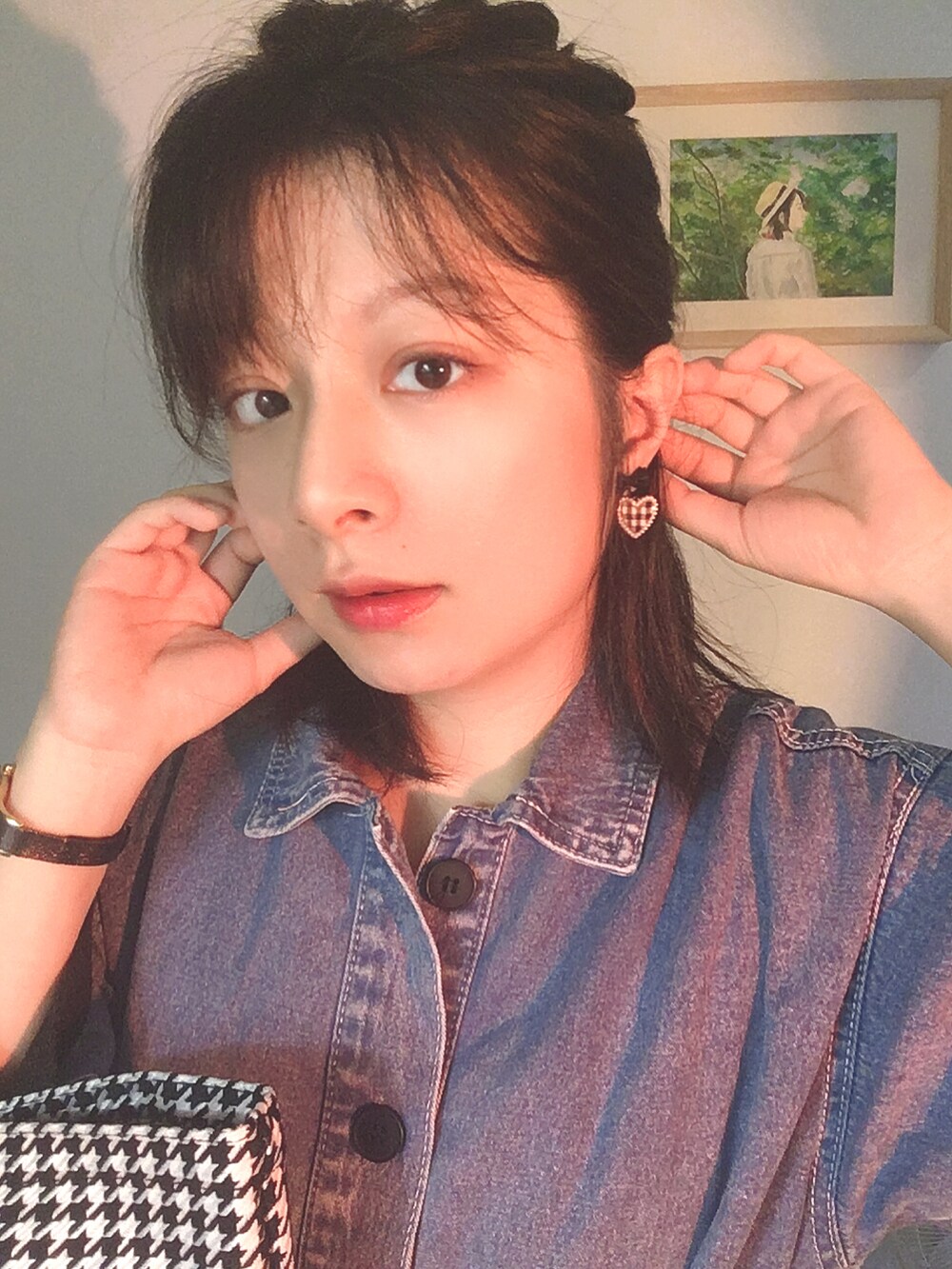 ブラック系のトートバッグ、ブルー系のワンピース、ブラック系の腕時計を着用したレディースの春コーディネートの2枚目の写真