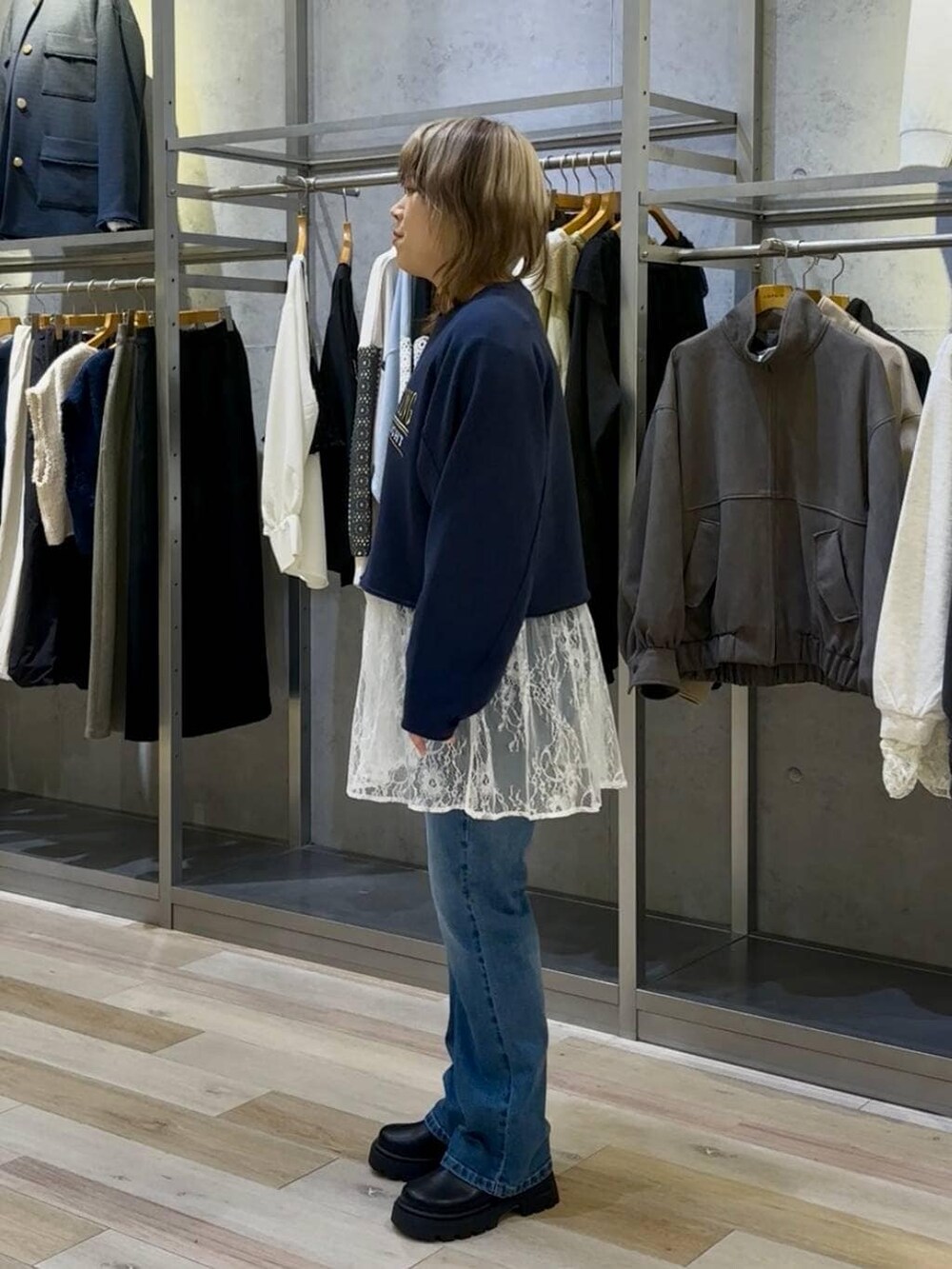 ホワイト系のTシャツ/カットソー、ブラック系のその他シューズ、ブルー系のデニムパンツを着用したレディースの冬コーディネートの2枚目の写真