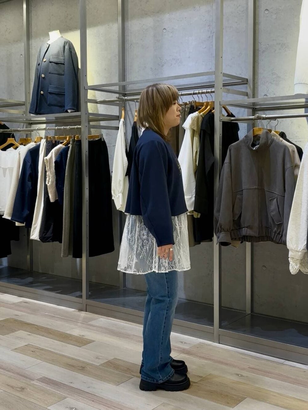 ホワイト系のTシャツ/カットソー、ブラック系のその他シューズ、ブルー系のデニムパンツを着用したレディースの冬コーディネートの3枚目の写真