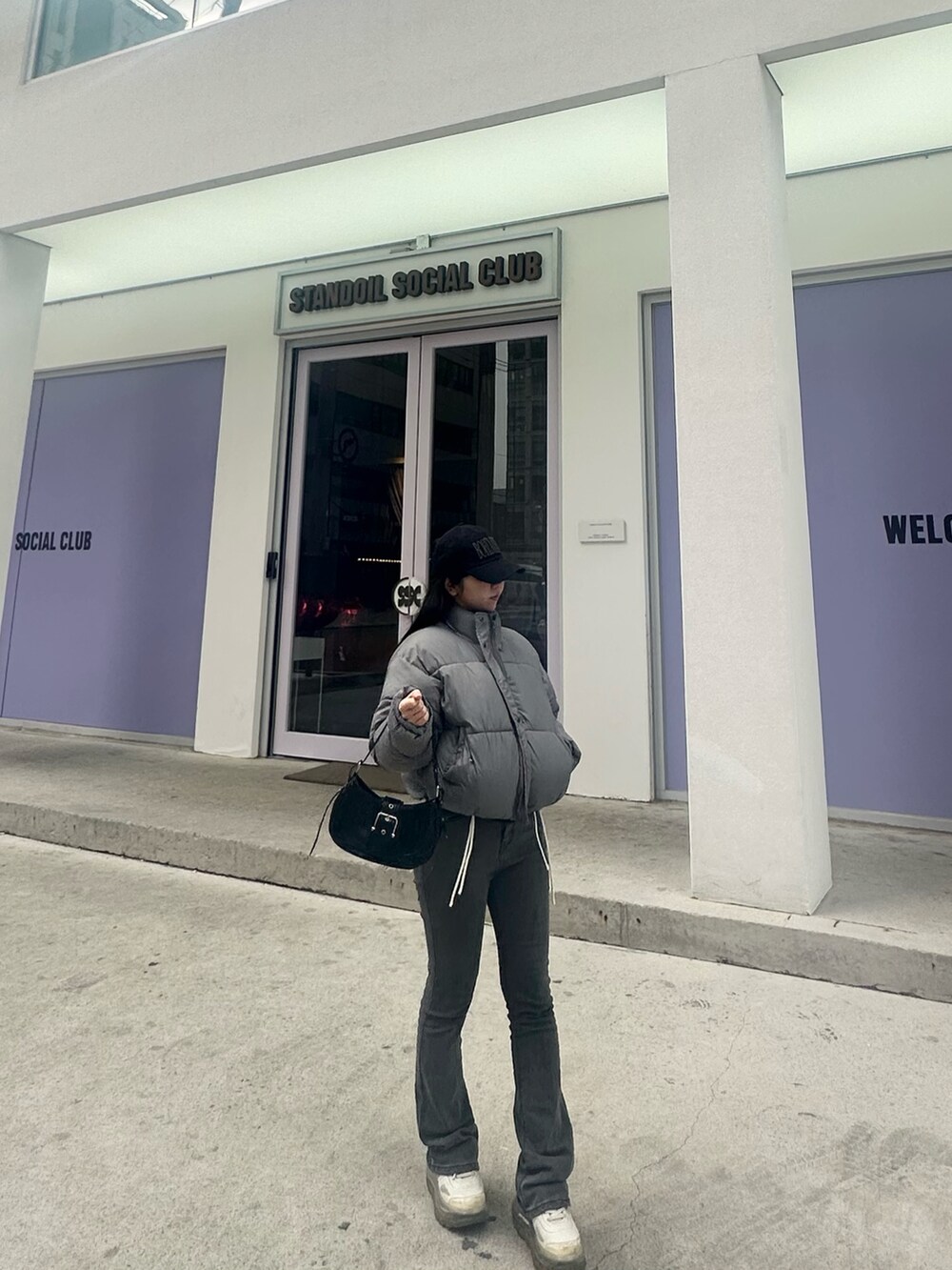 グレー系のスラックスを着用したレディースの冬コーディネートの2枚目の写真