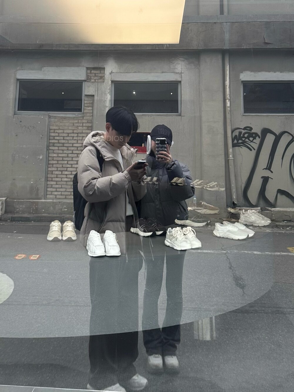 グレー系のスラックスを着用したレディースの冬コーディネートの3枚目の写真