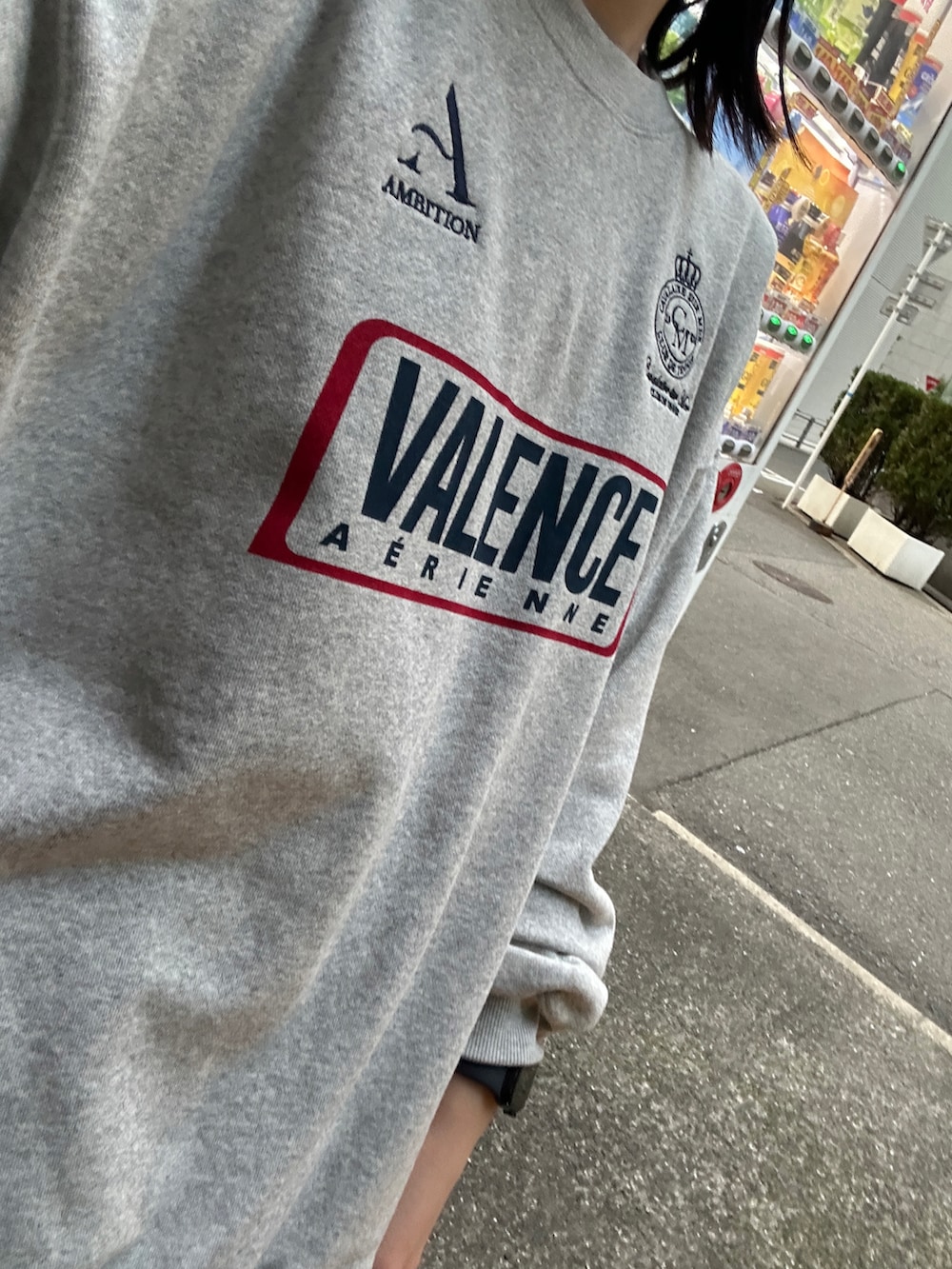 グレー系のTシャツ/カットソー、ブラック系のその他パンツを着用したレディースの春コーディネートの4枚目の写真
