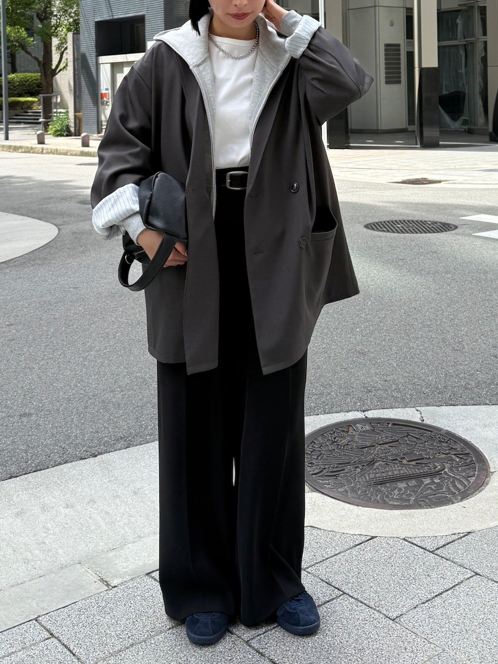 ホワイト系のTシャツ/カットソー、グレー系のパーカー、グレー系のテーラードジャケットを着用したレディースの秋コーディネートの3枚目の写真