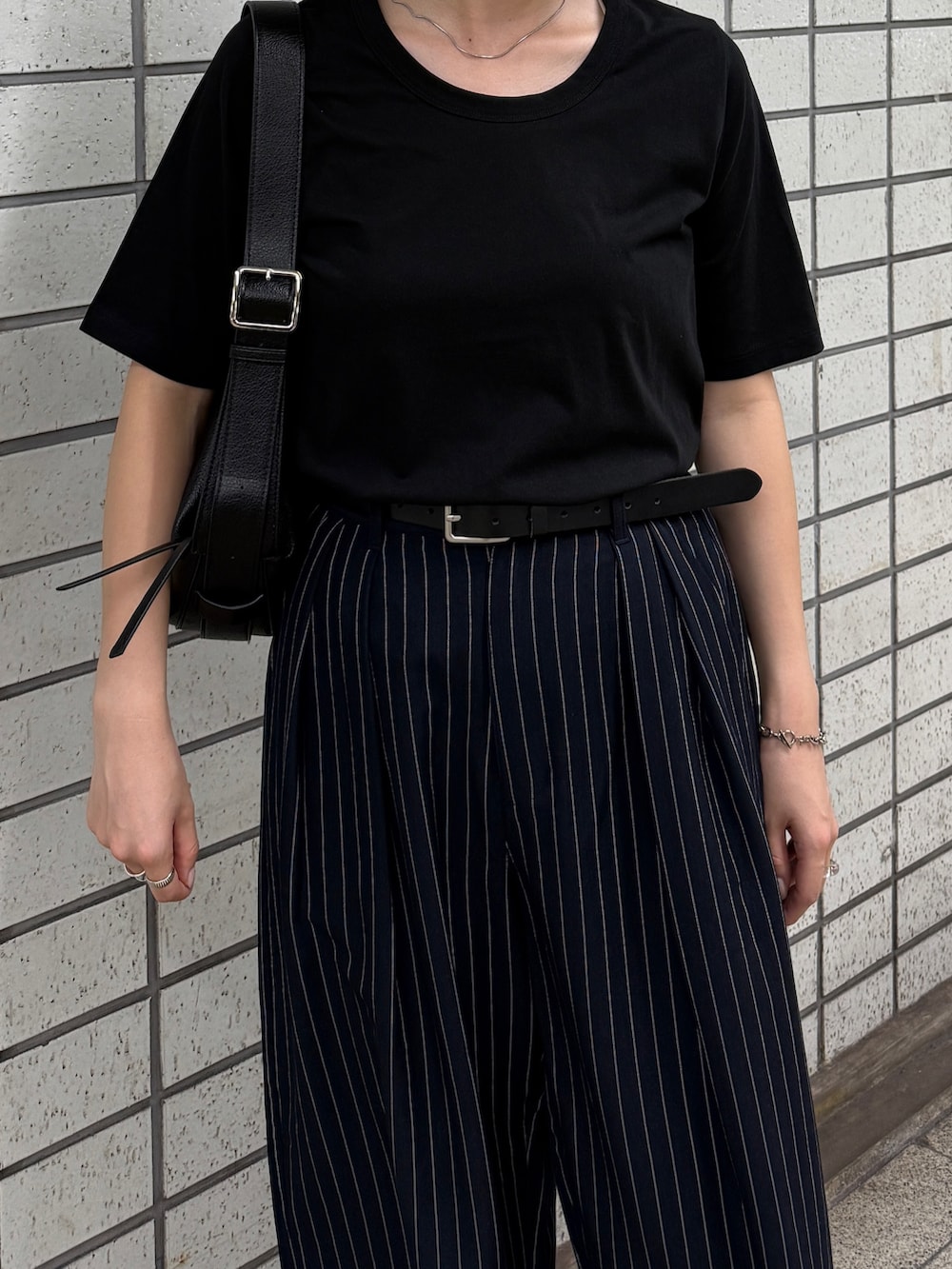 ブラック系のTシャツ/カットソー、ブルー系のその他パンツ、ブラック系のショルダーバッグを着用したレディースの秋コーディネートの4枚目の写真