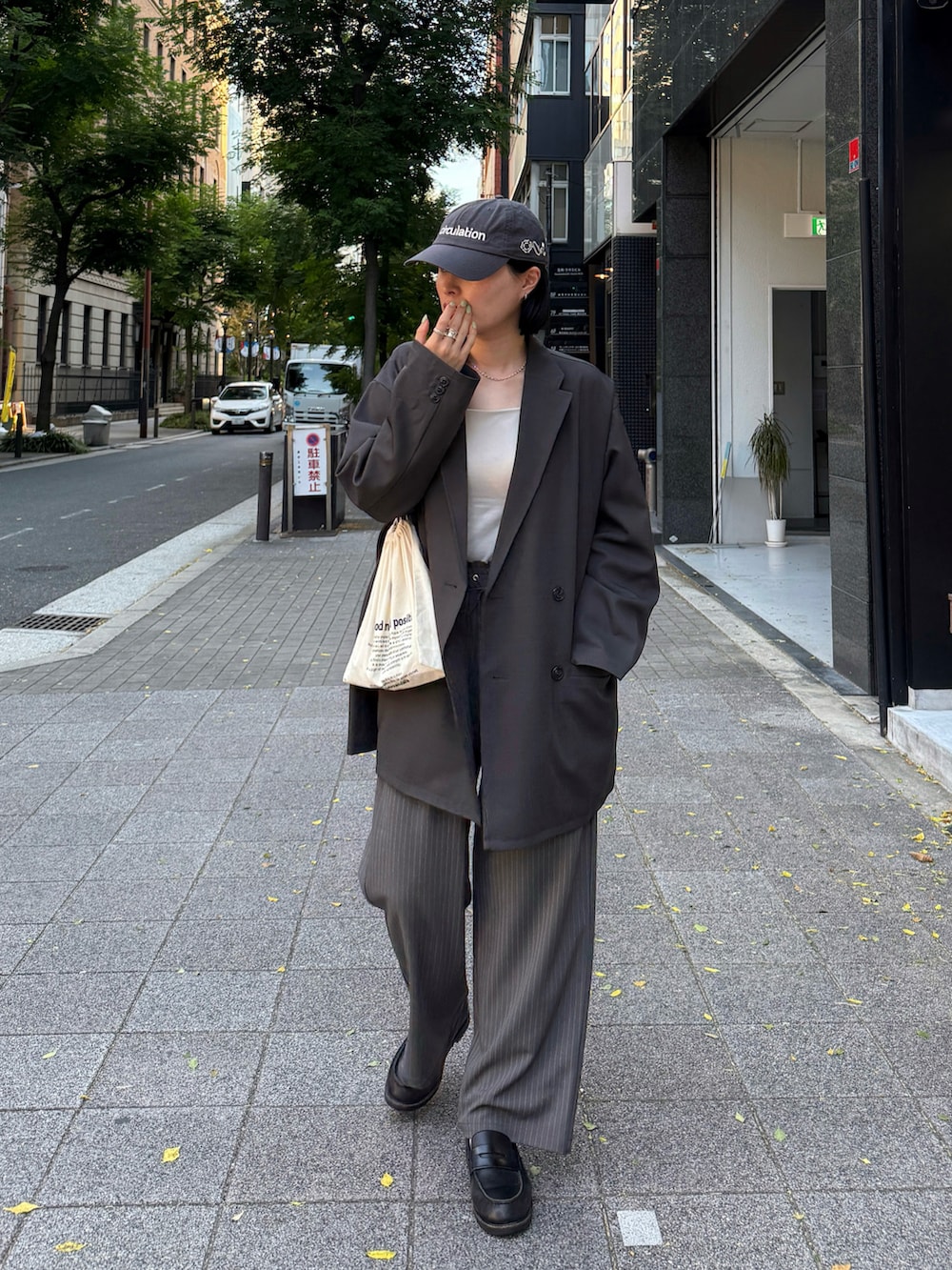 グレー系のテーラードジャケット、グレー系のその他パンツを着用したレディースの秋コーディネートの2枚目の写真