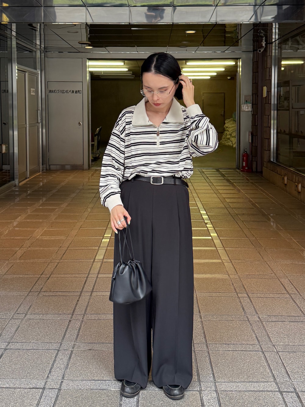 ホワイト系のTシャツ/カットソー、ブラック系のその他パンツ、ブラック系のショルダーバッグを着用したレディースの秋コーディネートの3枚目の写真