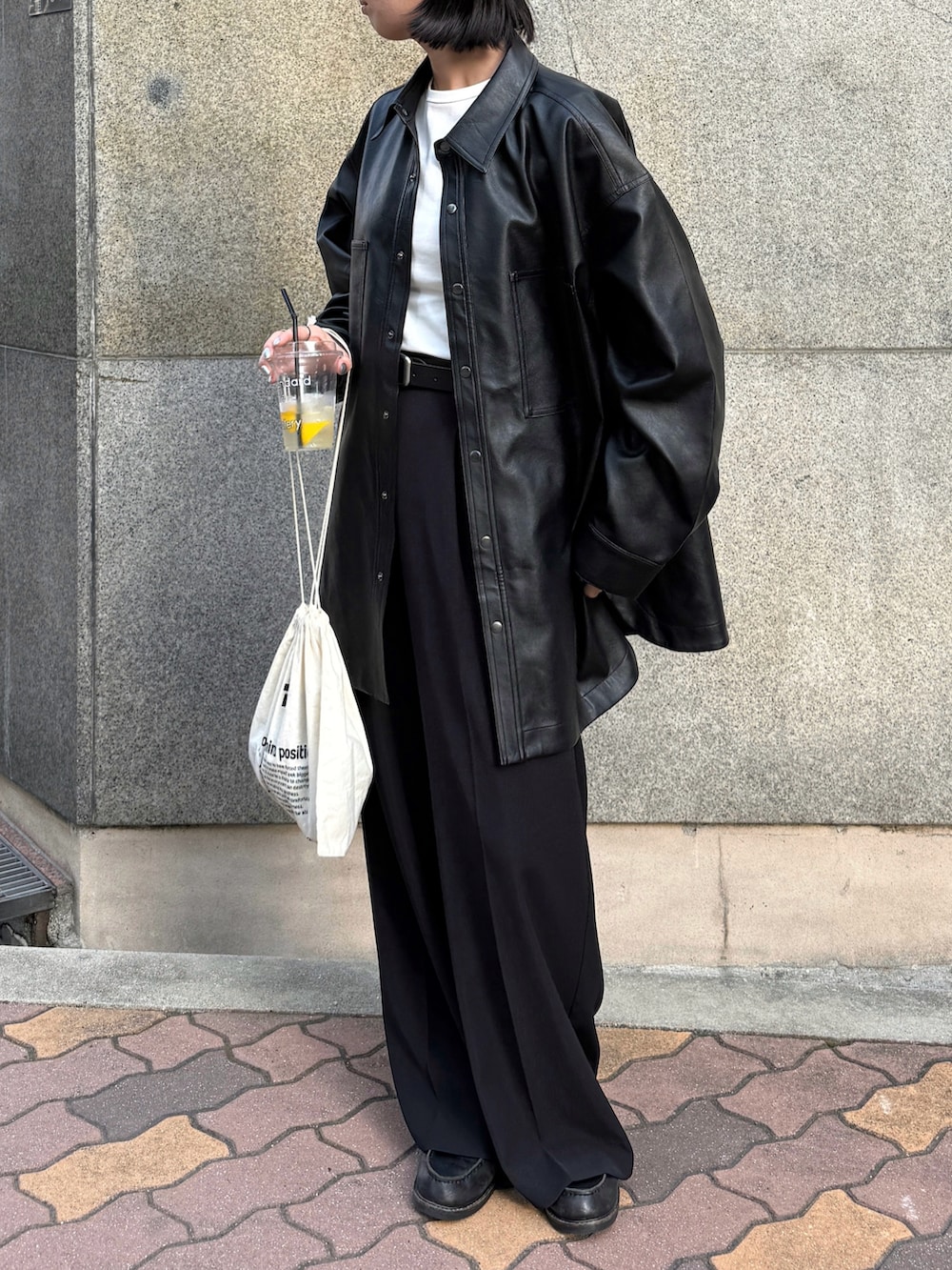 ブラック系のシャツ/ブラウス、ホワイト系のTシャツ/カットソー、ブラック系のその他パンツを着用したレディースの秋コーディネートの2枚目の写真