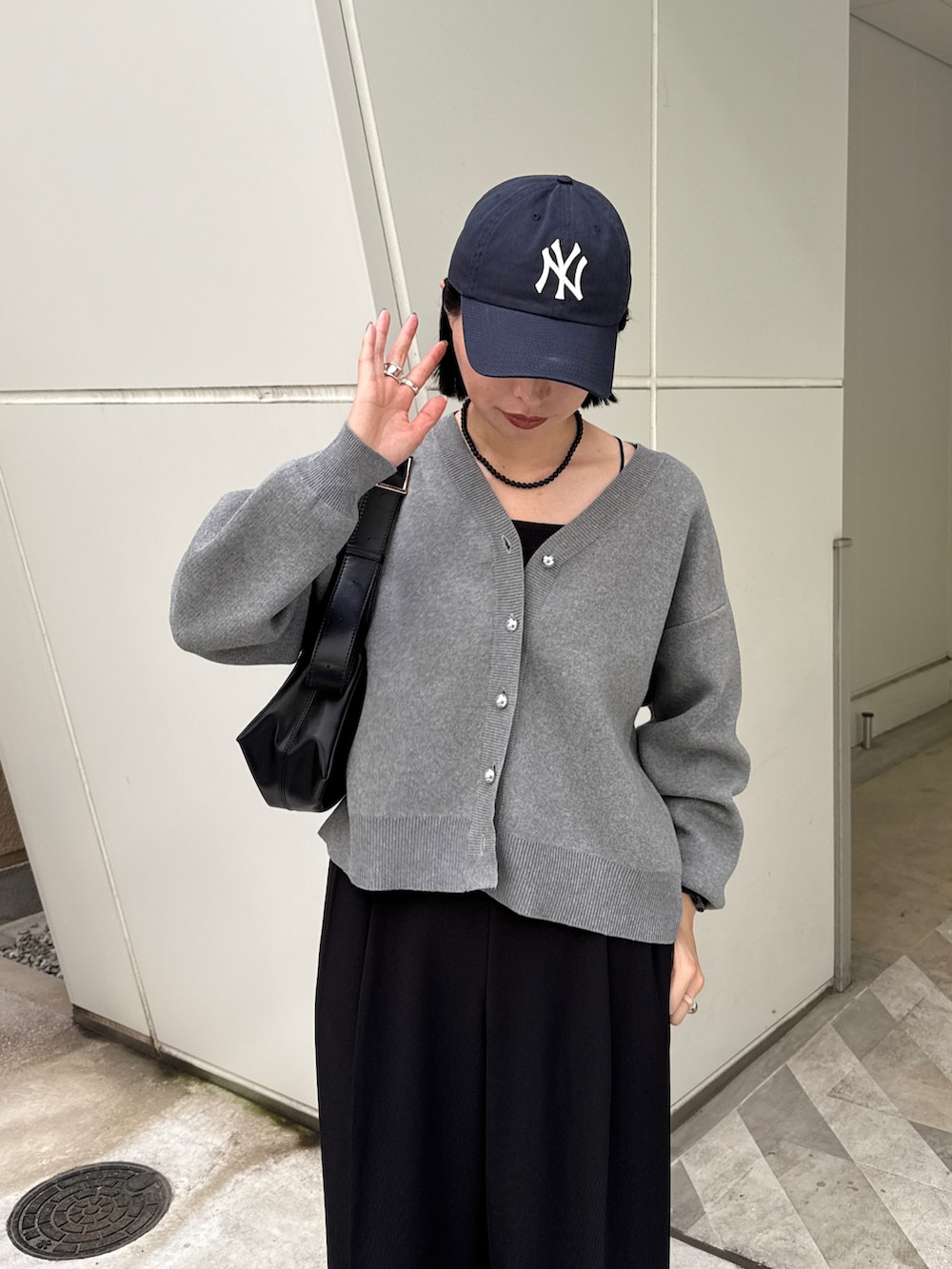 グレー系のカーディガン/ボレロ、ブラック系のその他パンツ、ブラック系のショルダーバッグを着用したレディースの秋コーディネートの2枚目の写真