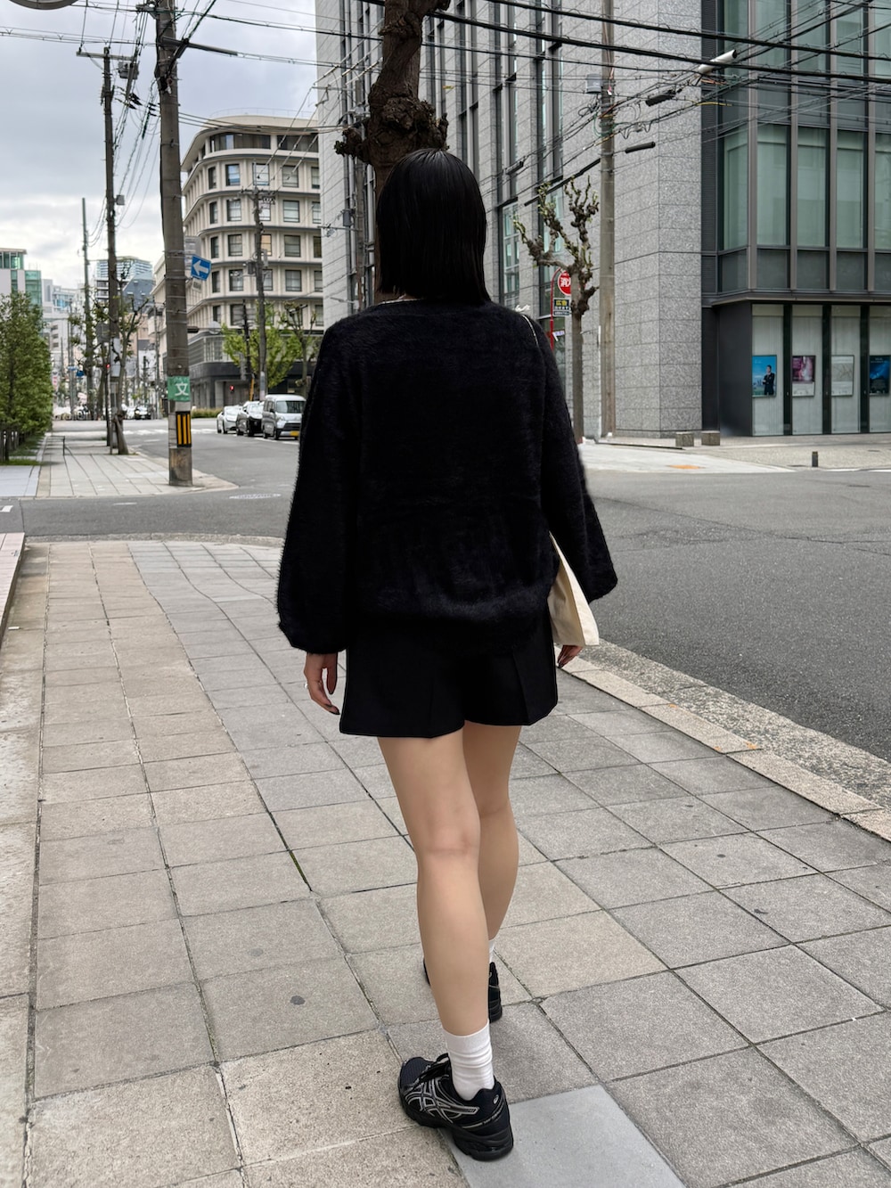 ブラック系のカーディガン/ボレロ、ホワイト系のTシャツ/カットソー、ブラック系のその他パンツを着用したレディースの秋コーディネートの4枚目の写真