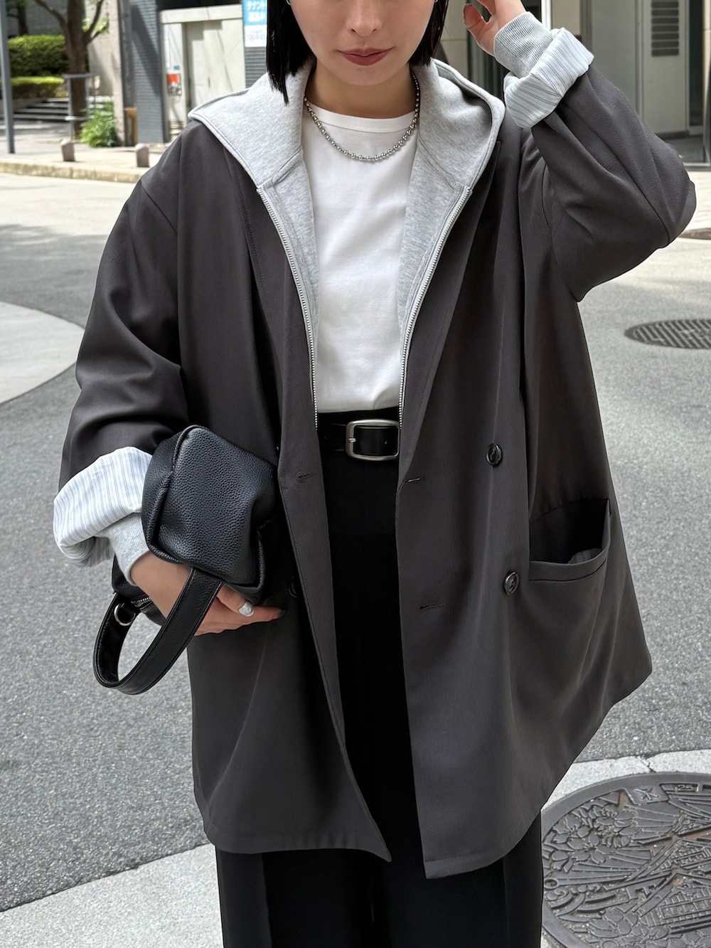 ホワイト系のTシャツ/カットソー、グレー系のパーカー、グレー系のテーラードジャケットを着用したレディースの秋コーディネートの2枚目の写真