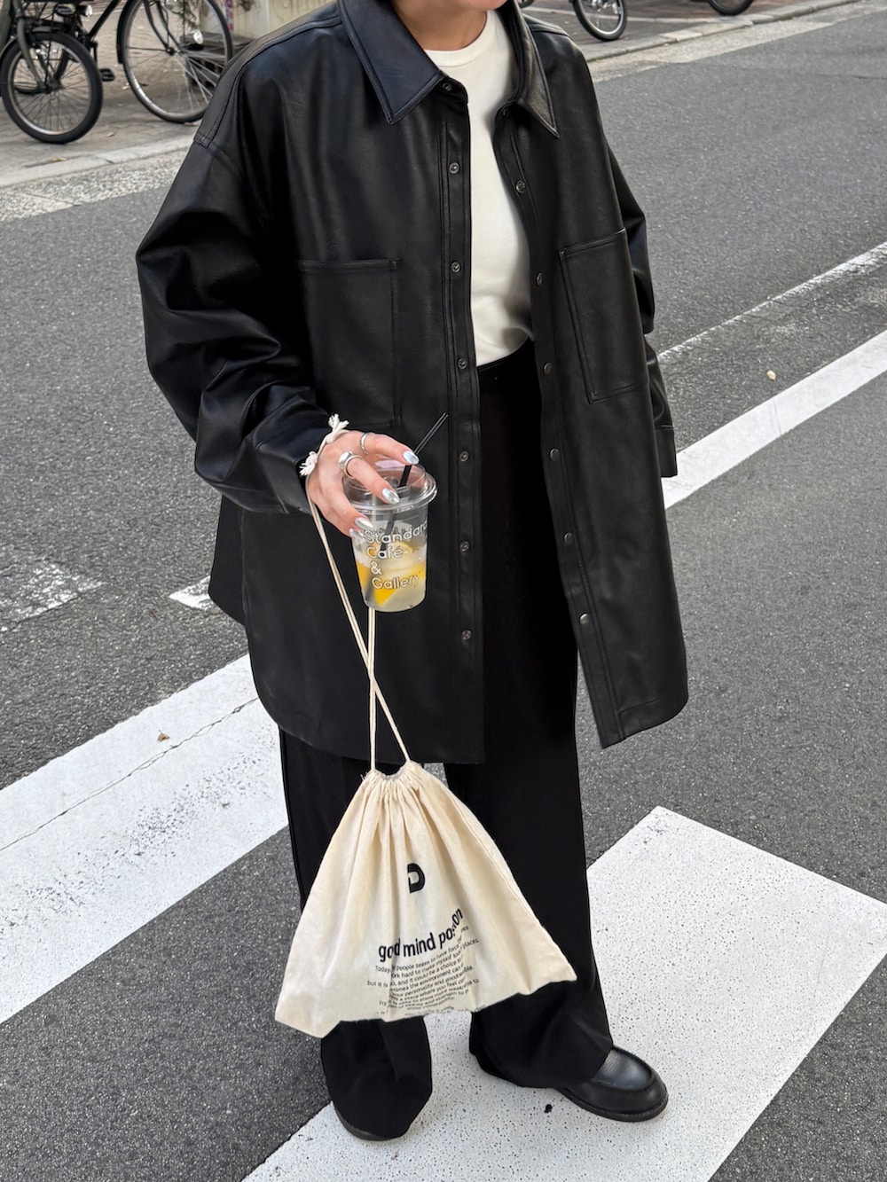 ブラック系のシャツ/ブラウス、ホワイト系のTシャツ/カットソー、ブラック系のその他パンツを着用したレディースの秋コーディネートの5枚目の写真