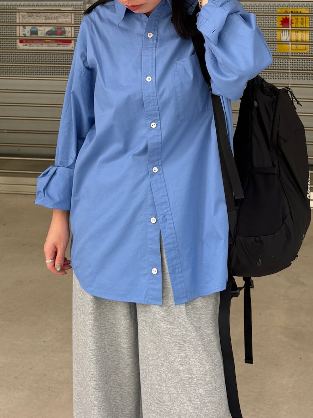 グレー系のパンツ、ブルー系のシャツ/ブラウスを着用したレディースの秋コーディネートの3枚目の写真