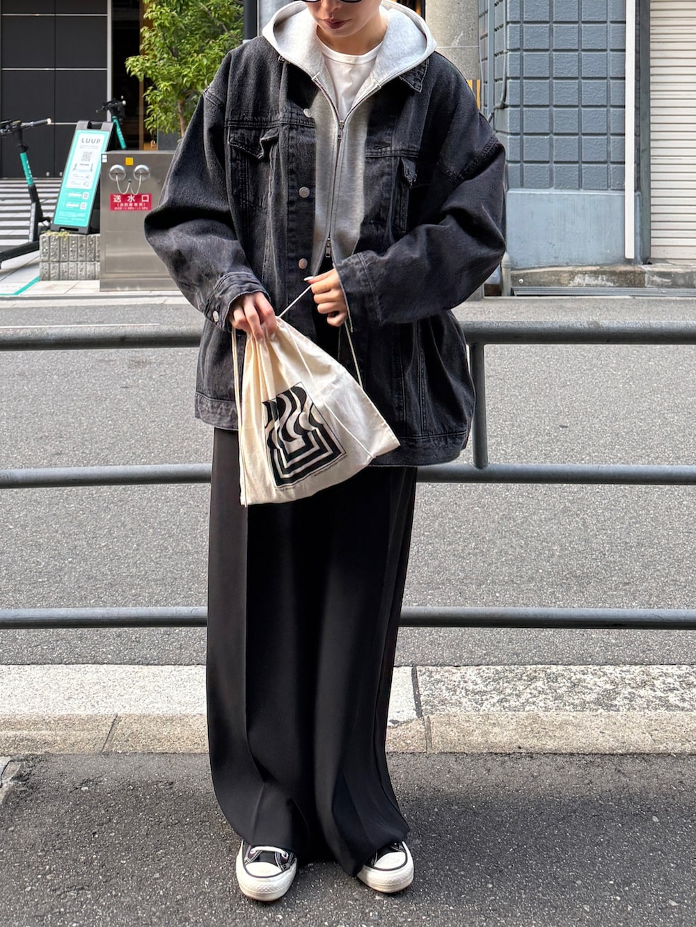 グレー系のパーカー、ホワイト系のTシャツ/カットソー、ブラック系のブルゾンを着用したレディースの秋コーディネートの2枚目の写真