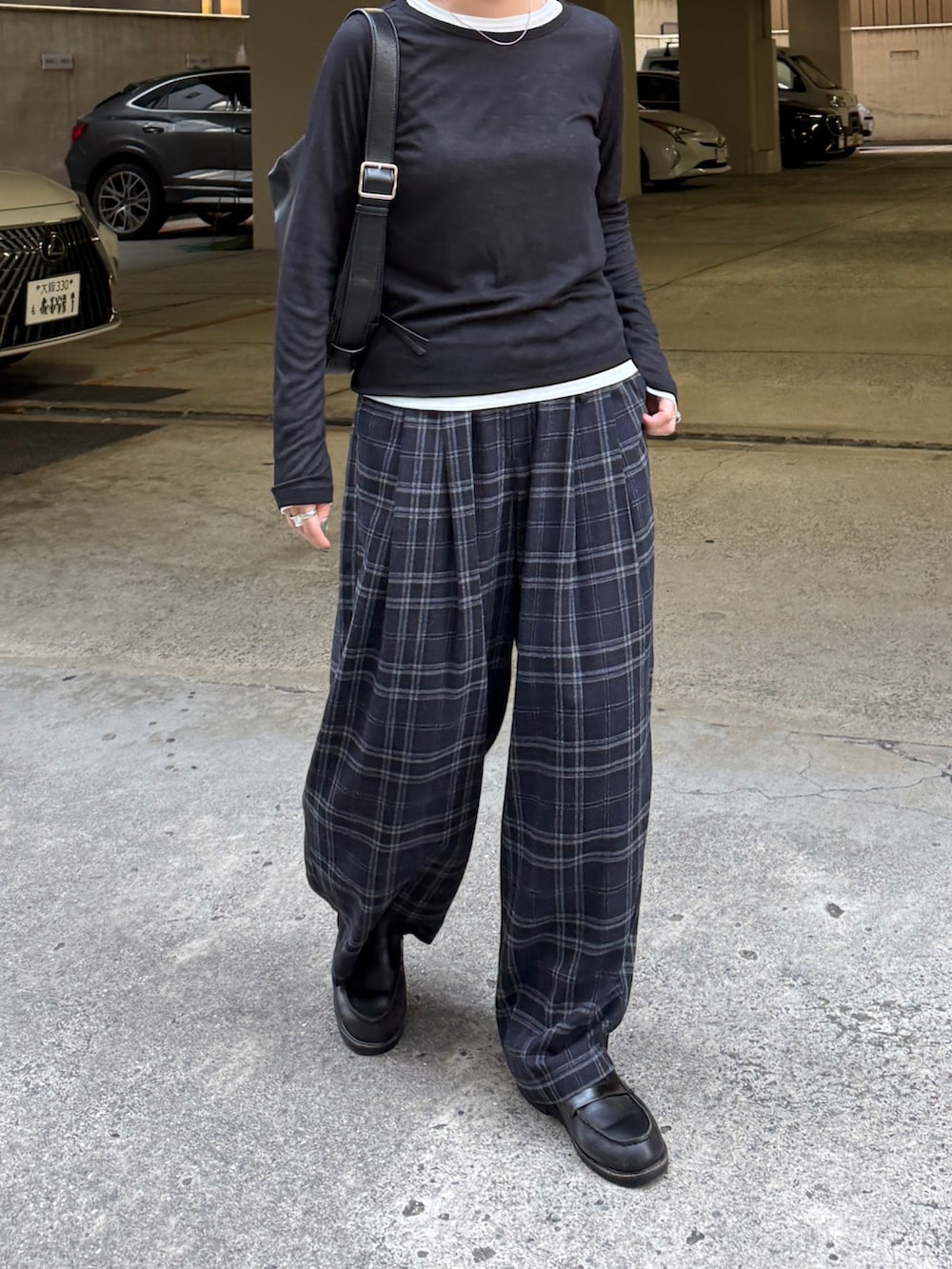 ブラック系のTシャツ/カットソー、パープル系のその他パンツ、ブラック系のショルダーバッグを着用したレディースの秋コーディネートの2枚目の写真