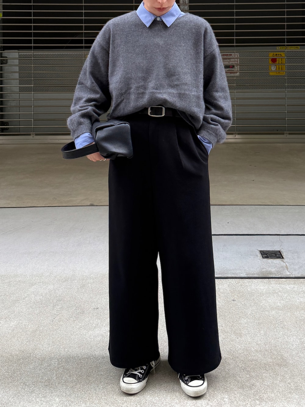 グレー系のニット/セーター、ブルー系のシャツ/ブラウス、ブラック系のその他パンツを着用したレディースの秋コーディネートの3枚目の写真